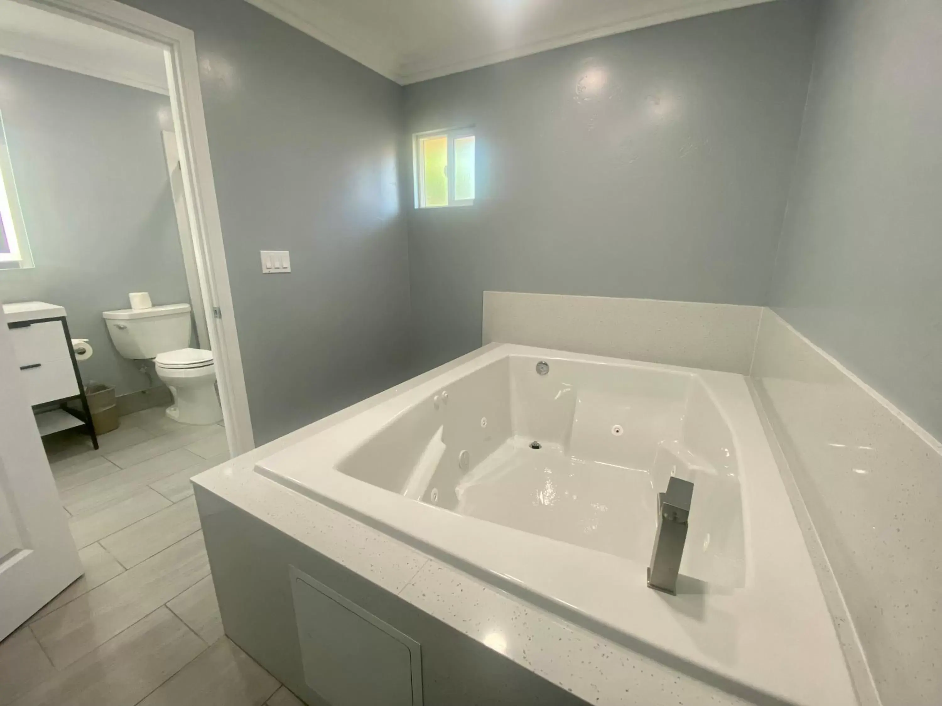 Hot Tub, Bathroom in Lone Oak Lodge
