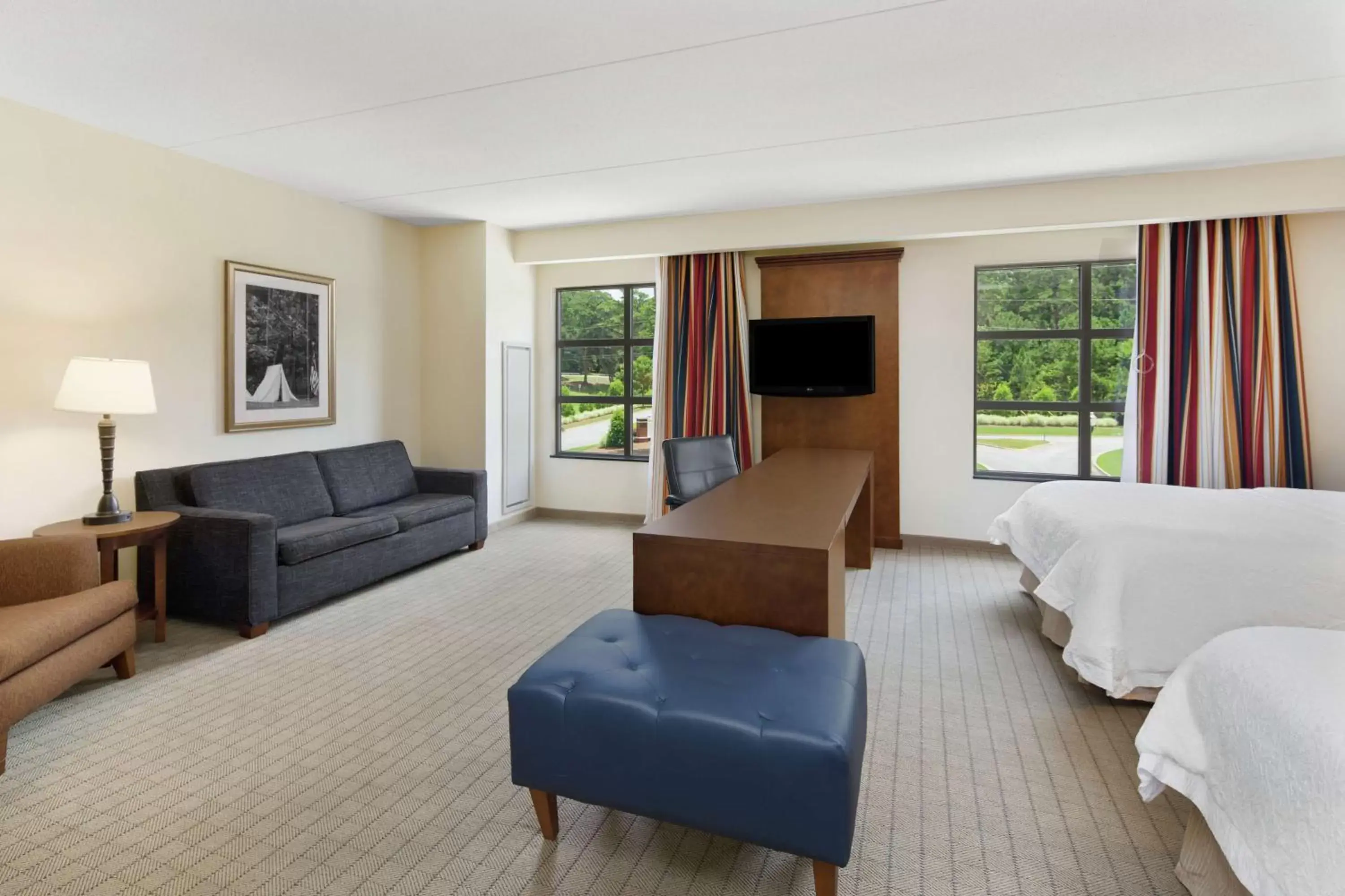 Bed, Seating Area in Hampton Inn Columbus/South-Fort Benning