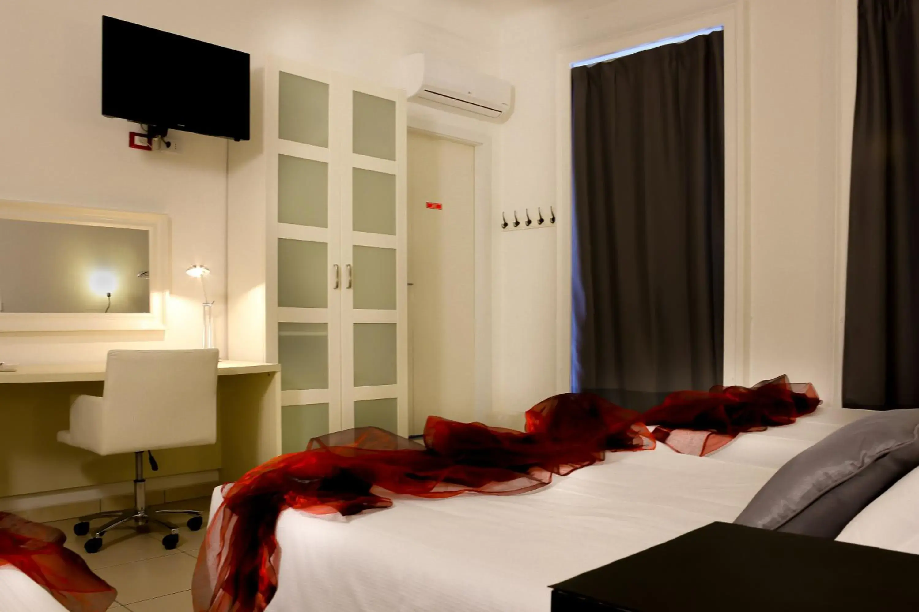 Bed, TV/Entertainment Center in Hotel RossoVino Milano