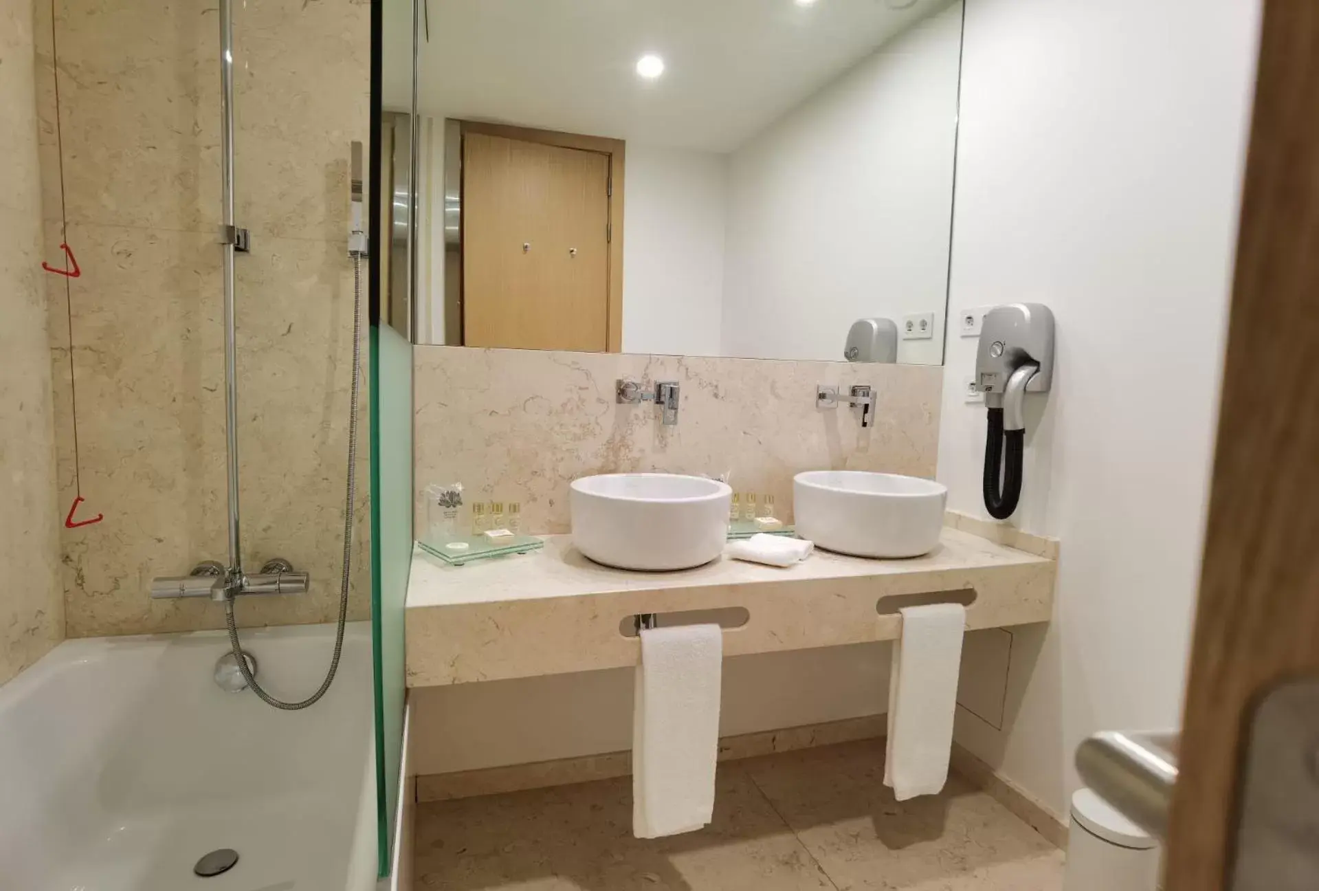 Toilet, Bathroom in Castelo Hotel