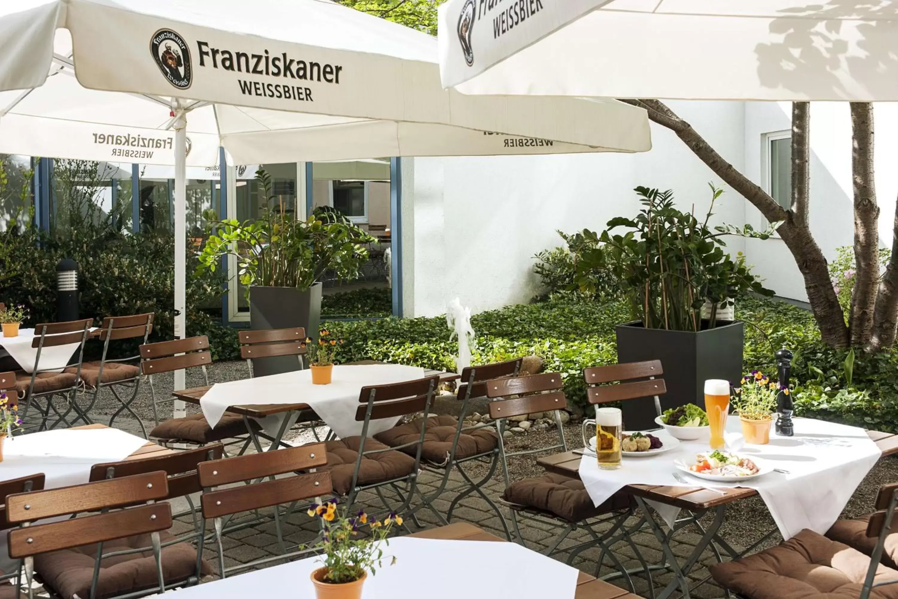Patio, Restaurant/Places to Eat in NH München Messe