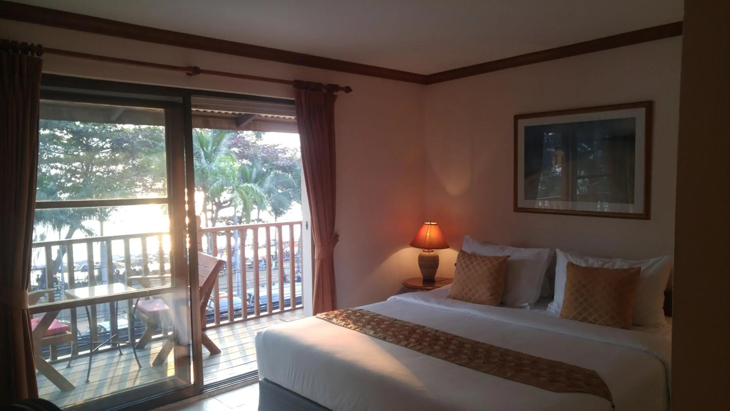 Photo of the whole room, Bed in Jomtien Boathouse