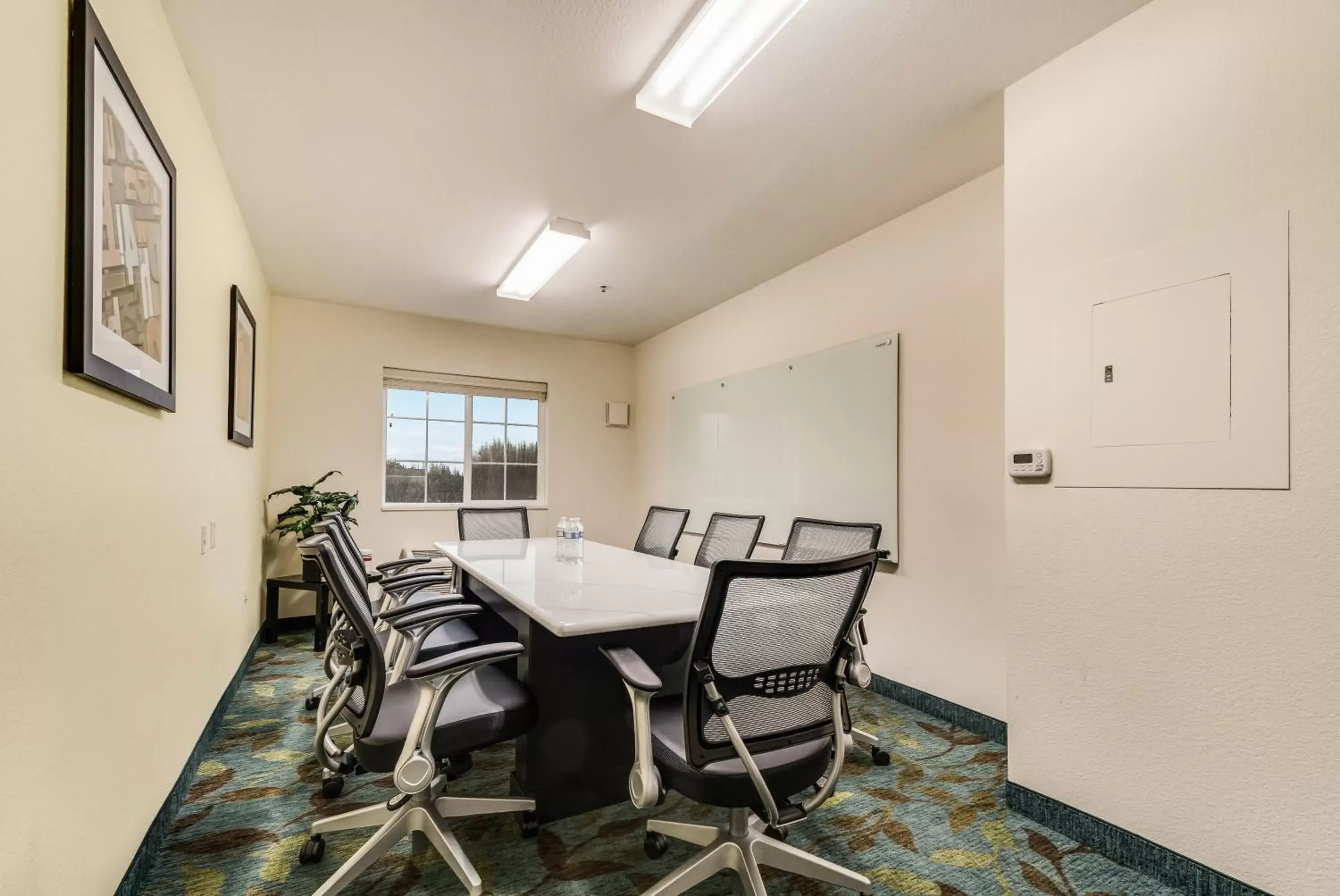 Meeting/conference room in Candlewood Suites Portland Airport, an IHG Hotel
