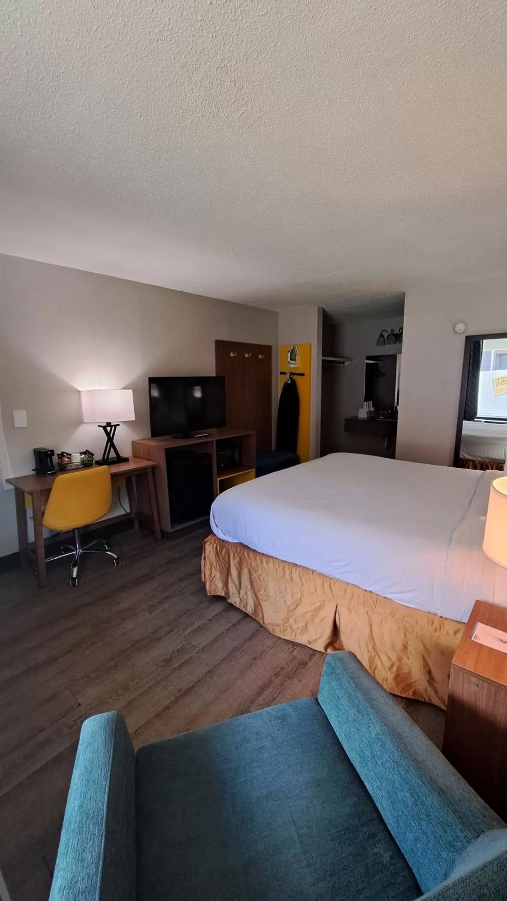 TV and multimedia, Bed in Days Inn & Suites by Wyndham Rocky Mount Golden East