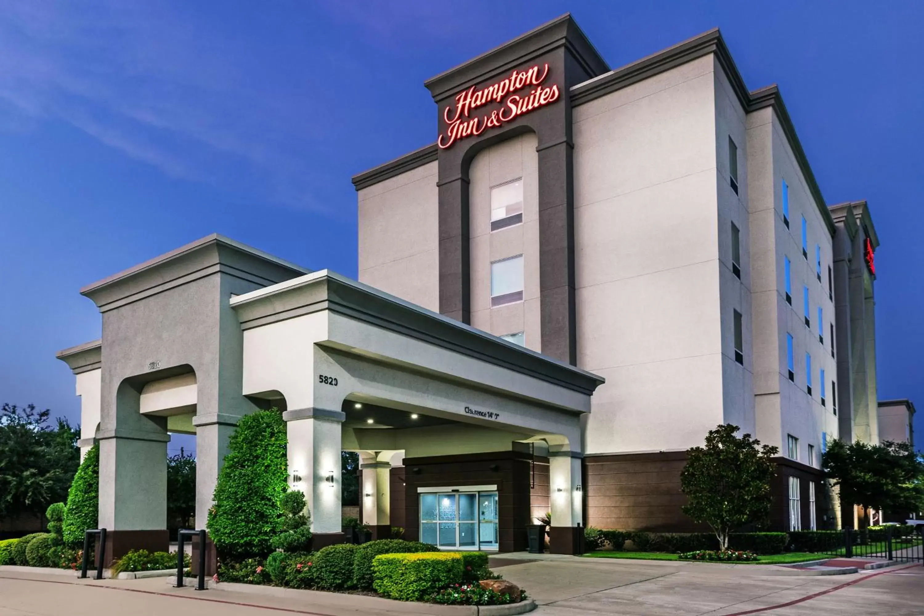 Property Building in Hampton Inn and Suites Houston Central