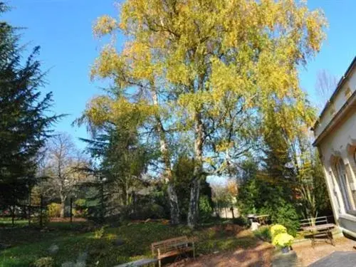 Property building, Garden in Le Clos Jeannon