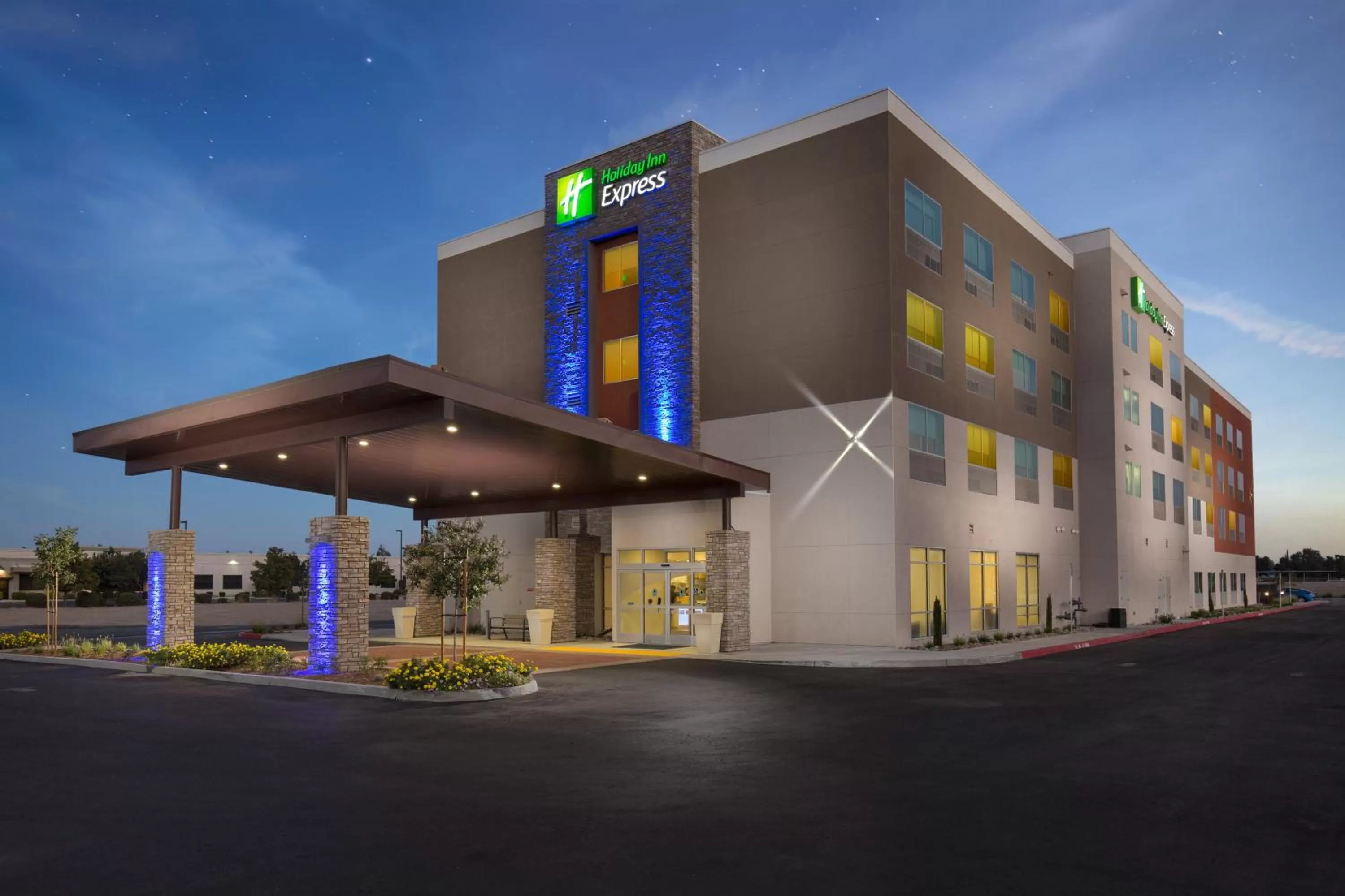 Property building in Holiday Inn Express Visalia-Sequoia Gateway Area by IHG
