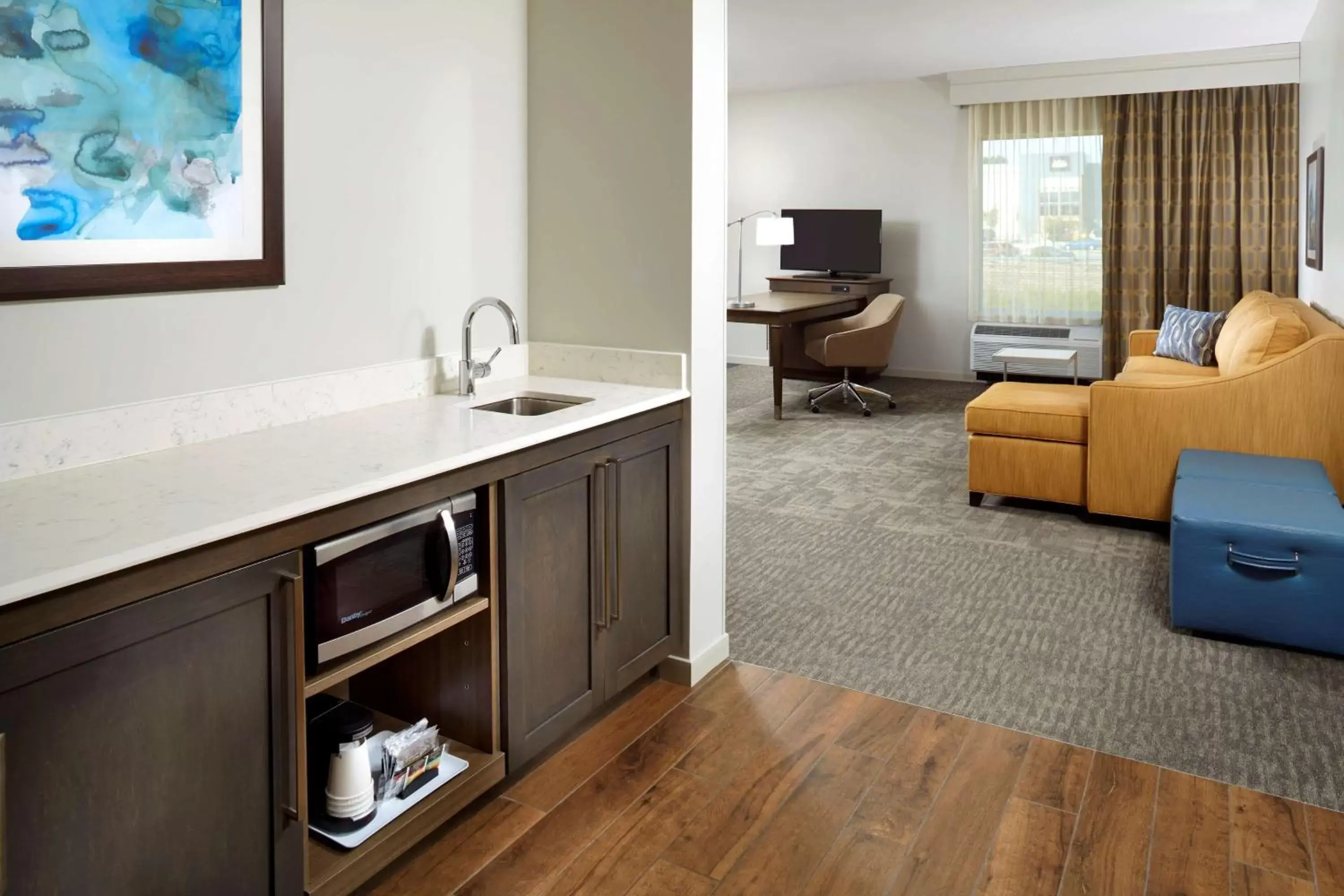 Bed, Kitchen/Kitchenette in Hampton Inn & Suites Pittsburgh Airport South/Settlers Ridge