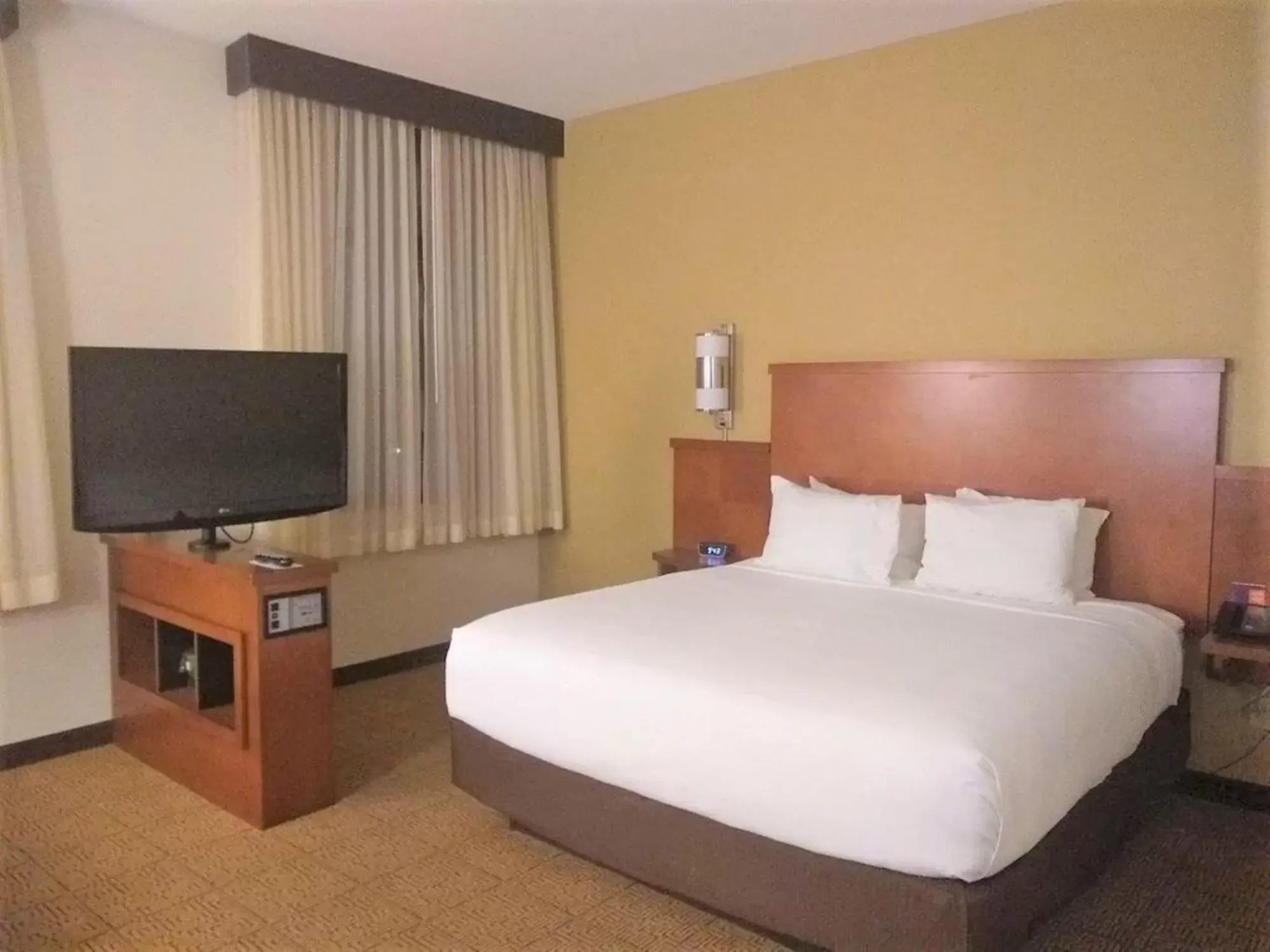 TV and multimedia, Bed in Hyatt Place Des Moines Downtown