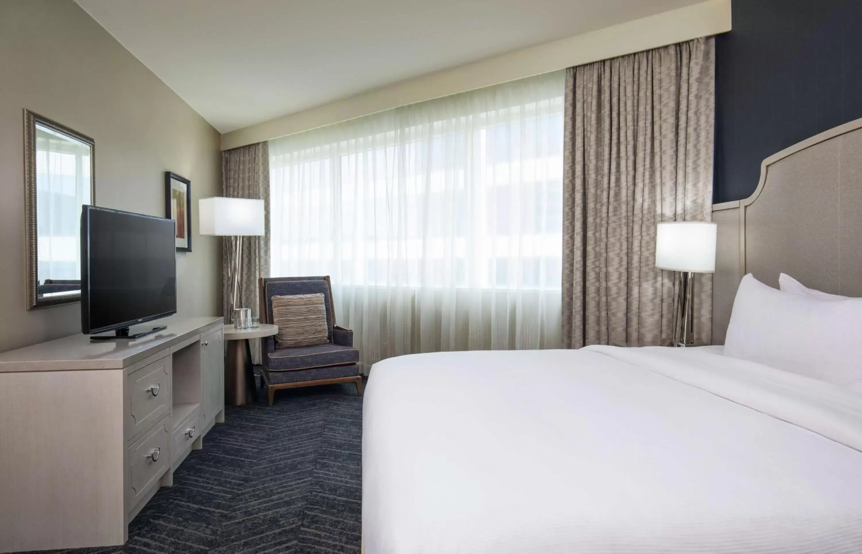 Bedroom, Bed in DoubleTree by Hilton Hotel Nashville Downtown