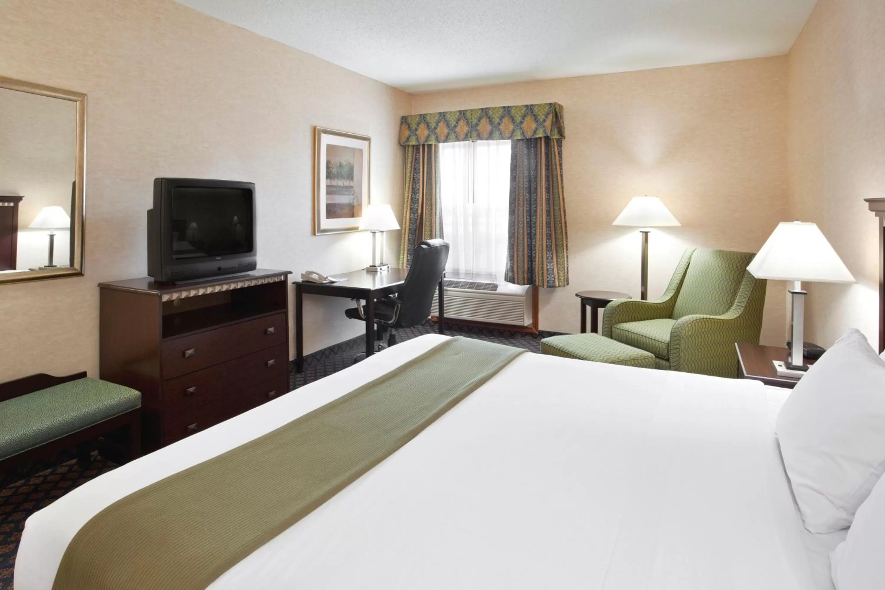 Photo of the whole room, Bed in Holiday Inn Express Hotel & Suites Delaware-Columbus Area by IHG