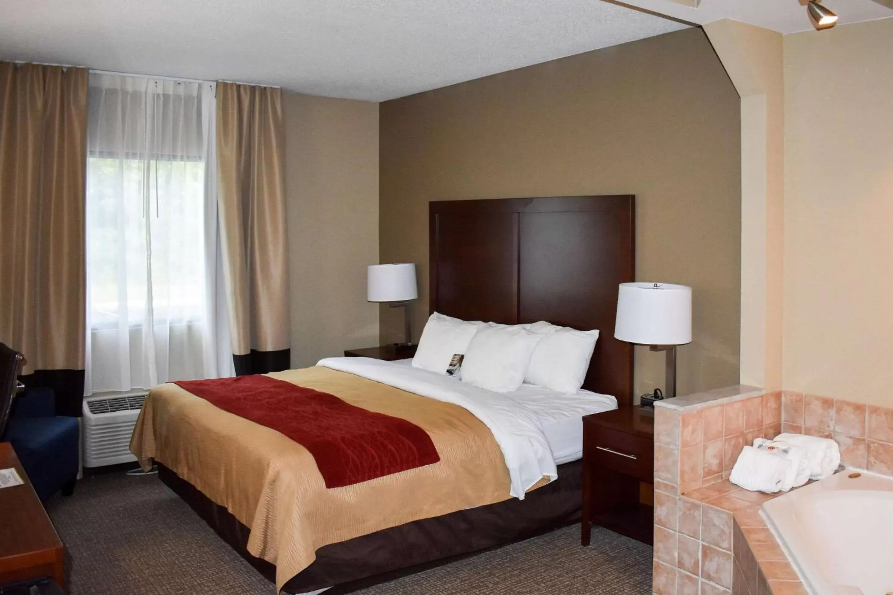 Photo of the whole room, Bed in Comfort Inn Bordentown near NJ Turnpike