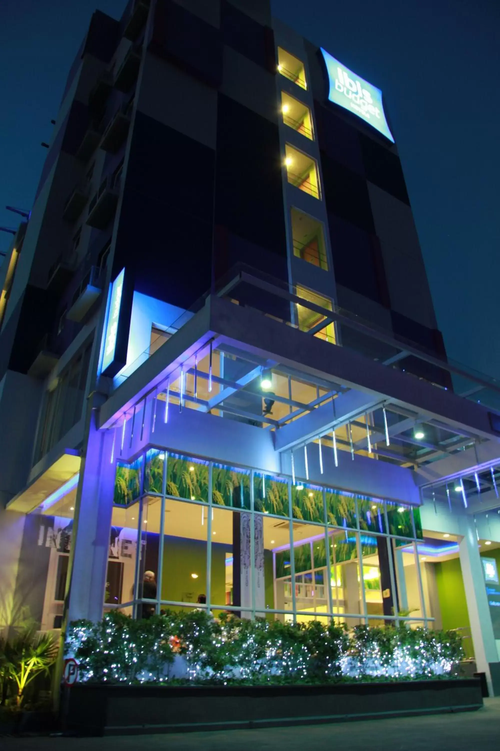 Facade/entrance, Property Building in Ibis Budget Semarang Tendean - CHSE Certified