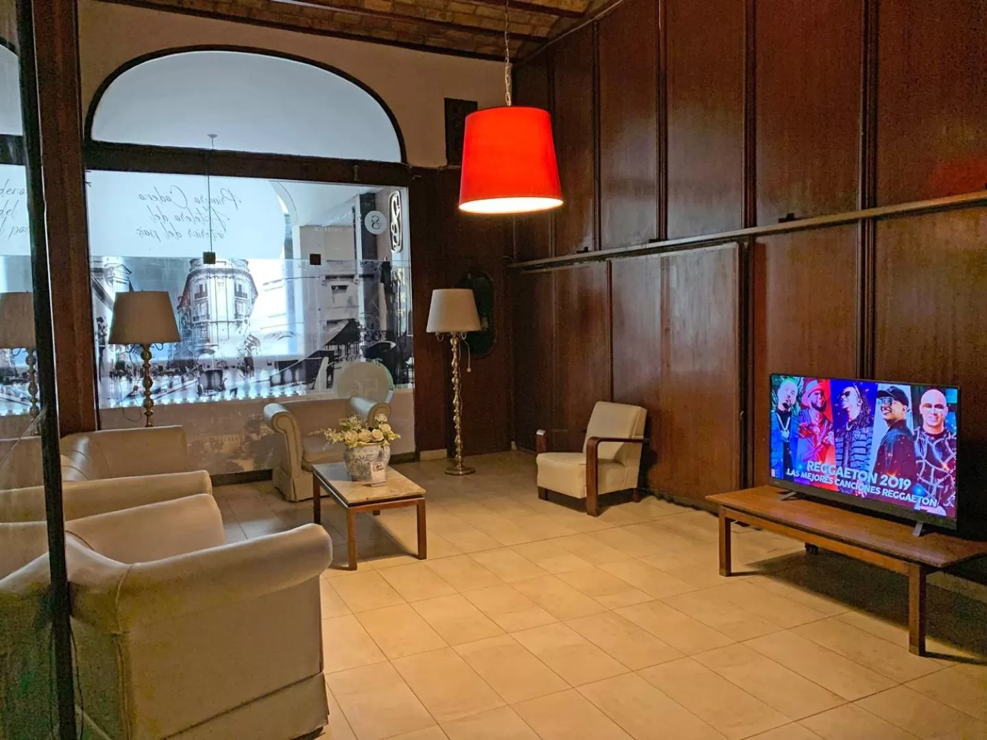Communal lounge/ TV room in Hotel Sussex