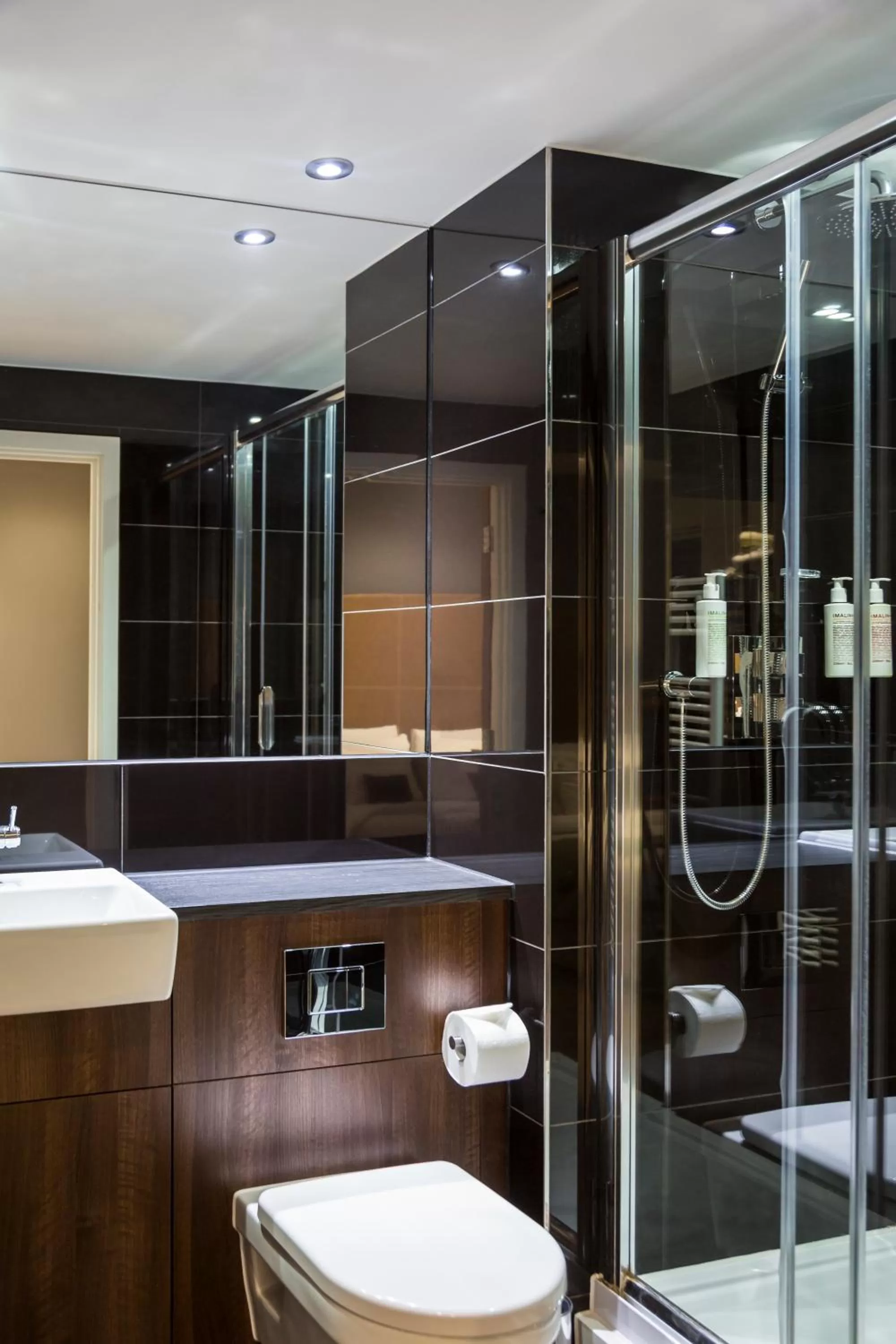 Bathroom in Aparthotel Adagio London Brentford