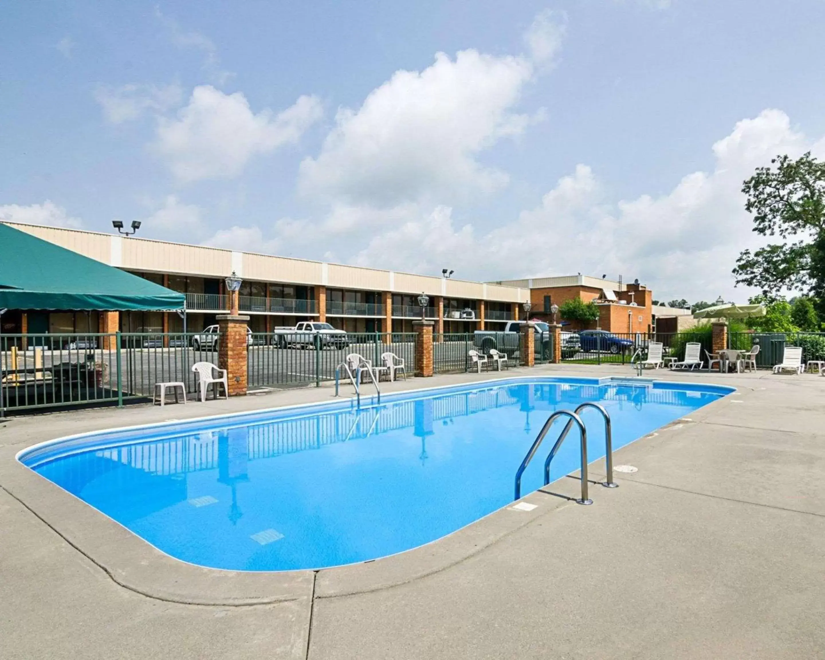 Swimming Pool in Quality Inn