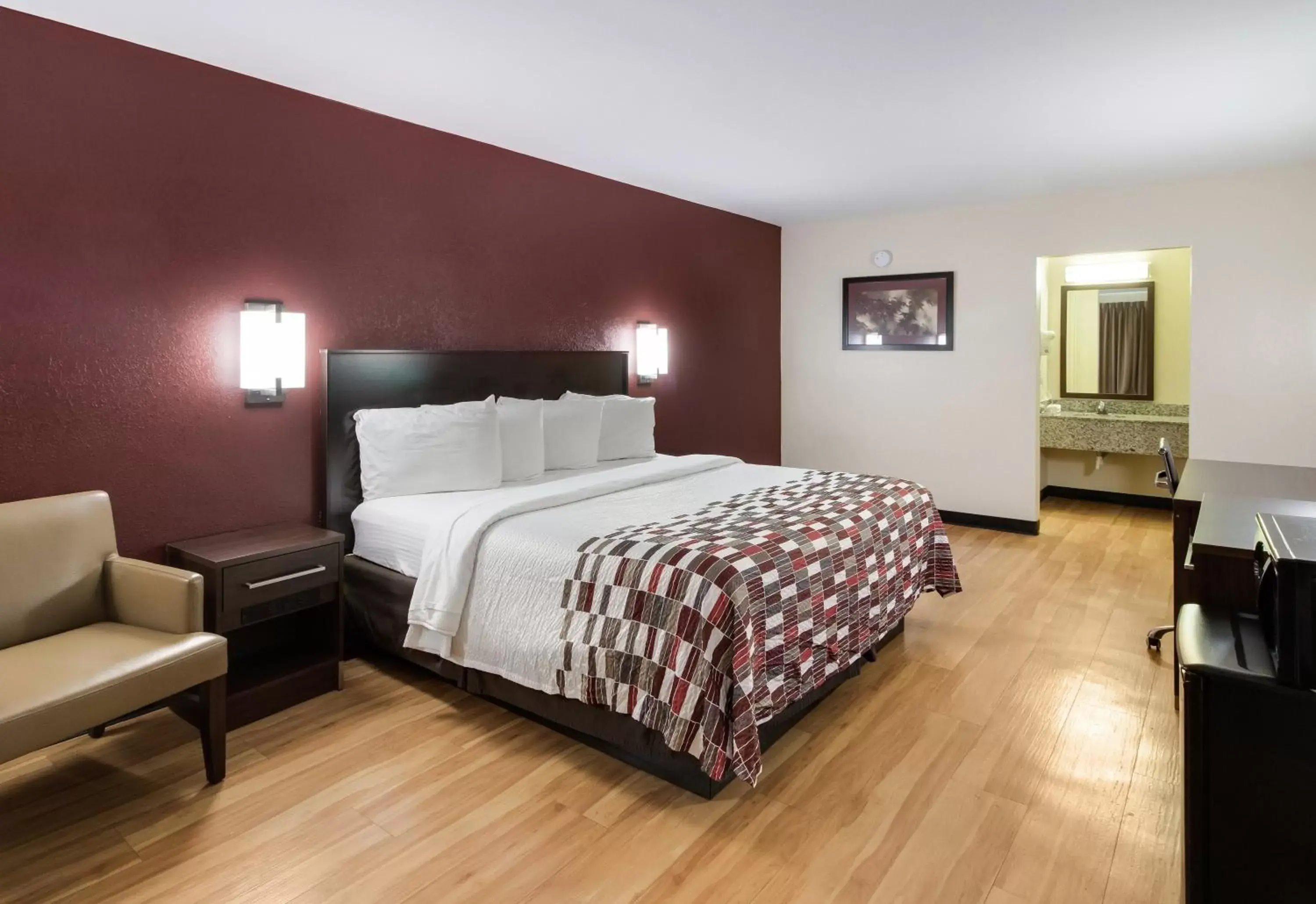 Photo of the whole room, Bed in Red Roof Inn & Suites Commerce - Athens