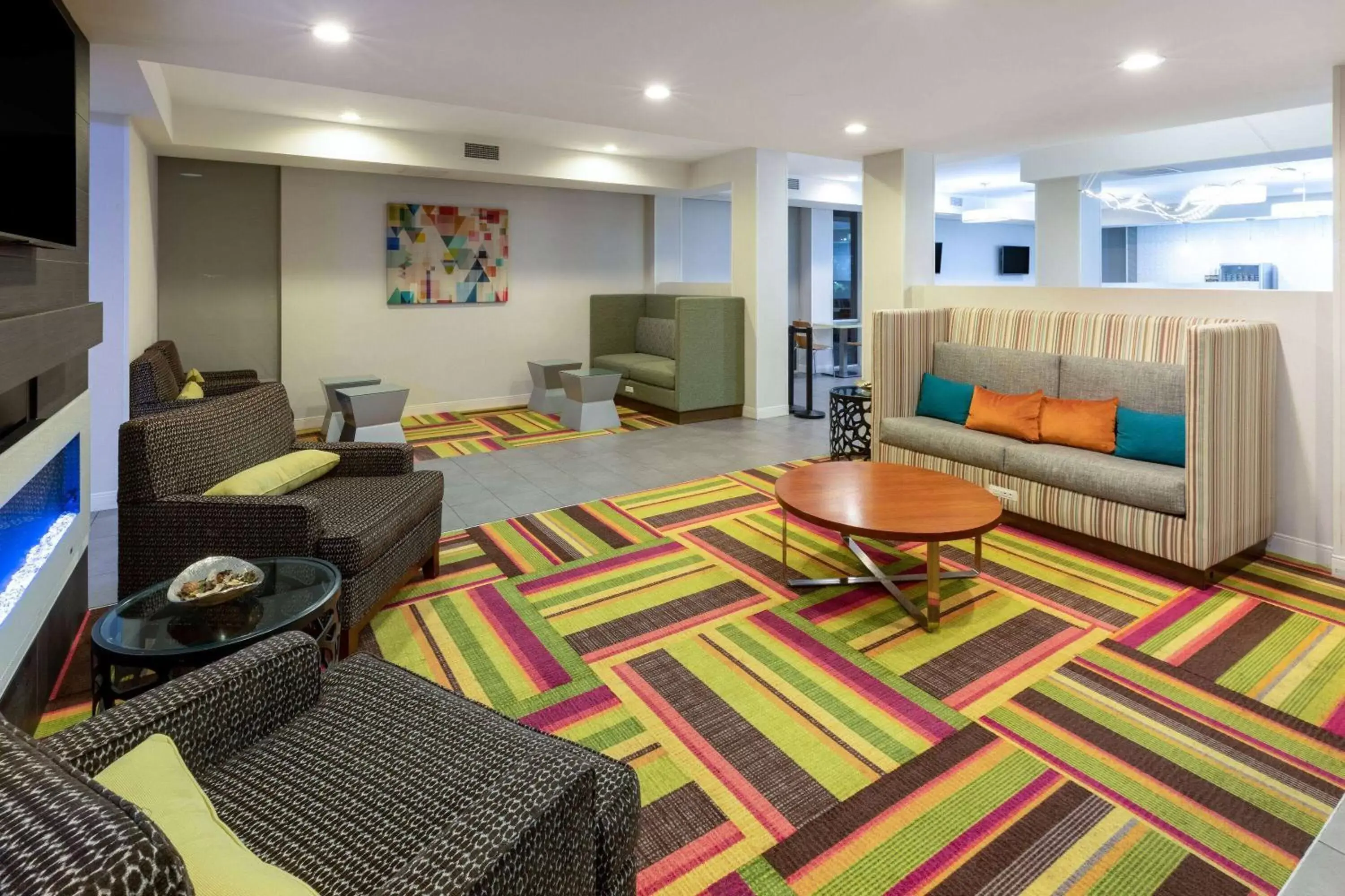 Lounge or bar, Seating Area in La Quinta Inn & Suites by Wyndham Tulsa Downtown - Route 66