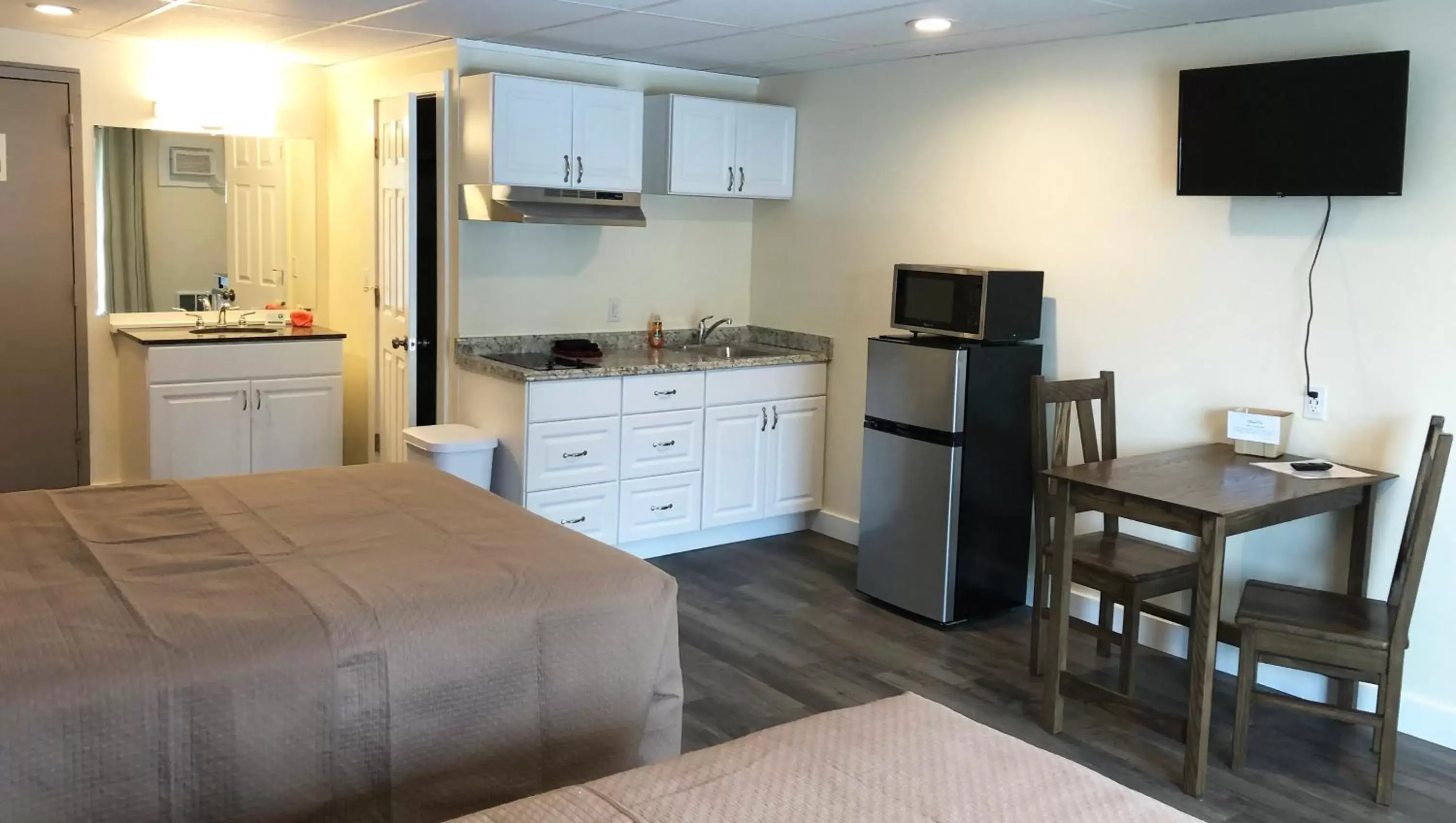 Bedroom, Kitchen/Kitchenette in Colonial Inn Ellsworth