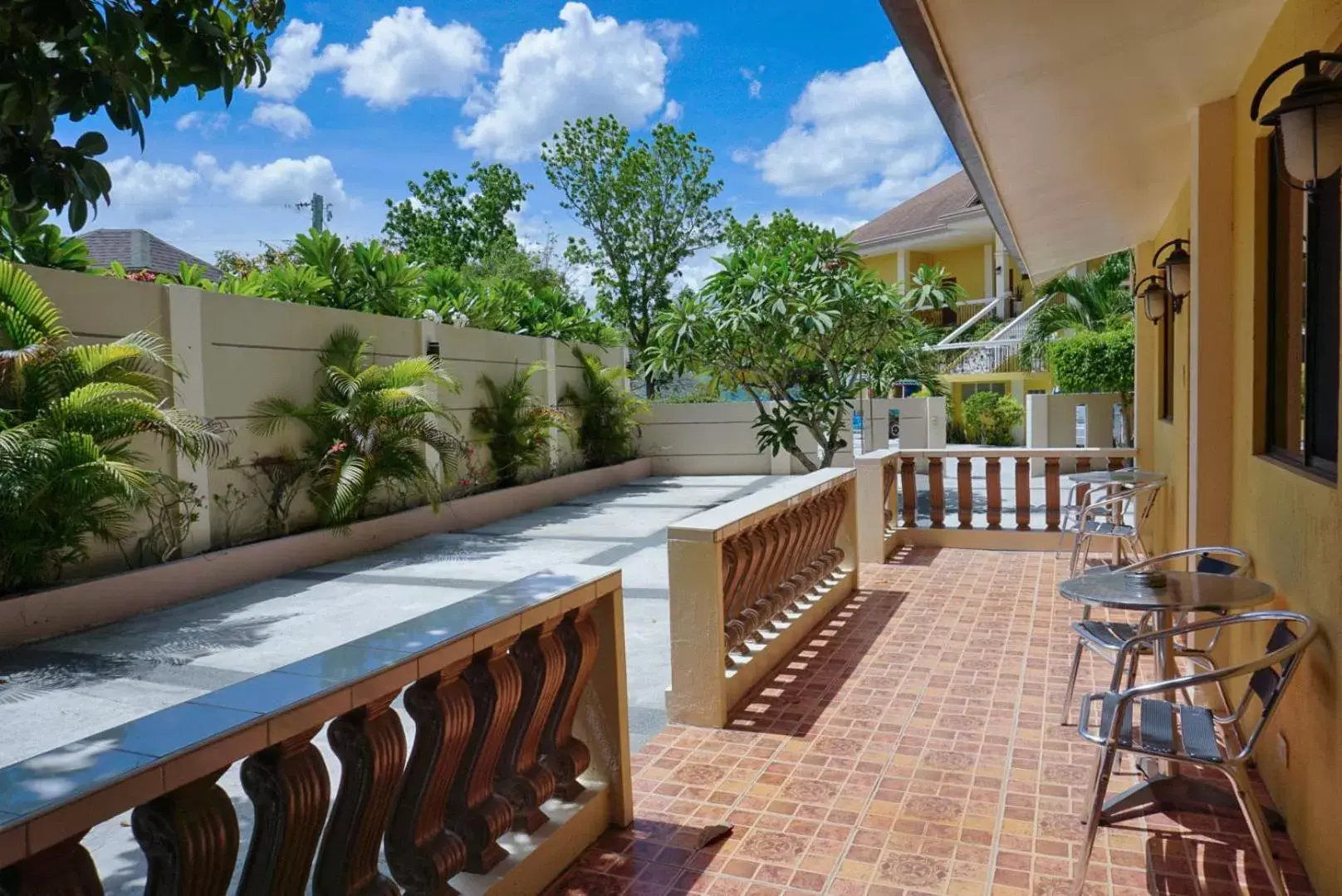 Balcony/Terrace, Swimming Pool in Turtle Bay Dive Resort