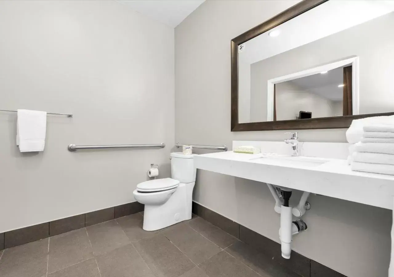 Toilet, Bathroom in Rodeway Inn & Suites San Francisco - Great Highway