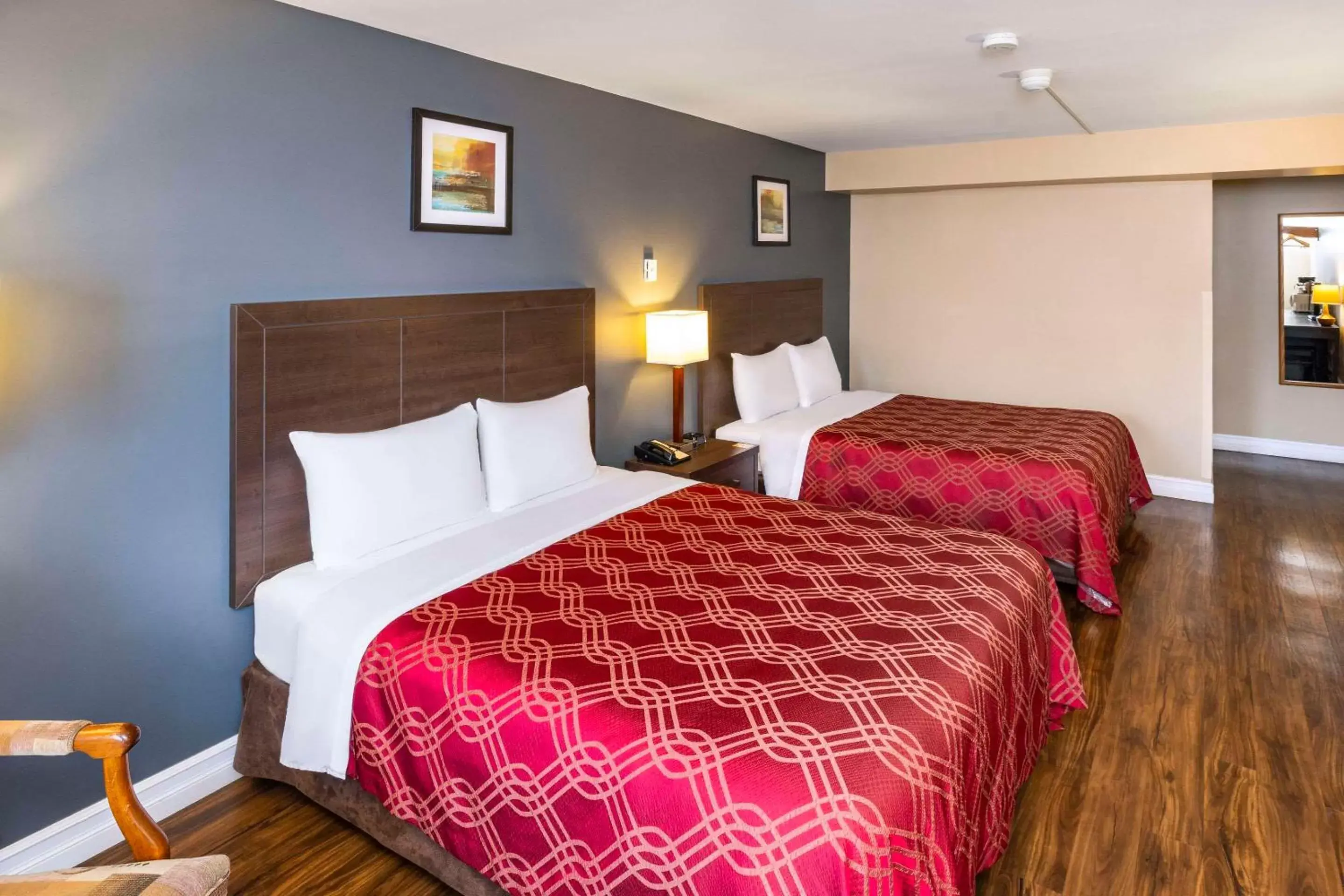 Bedroom, Bed in Econo Lodge Miramichi