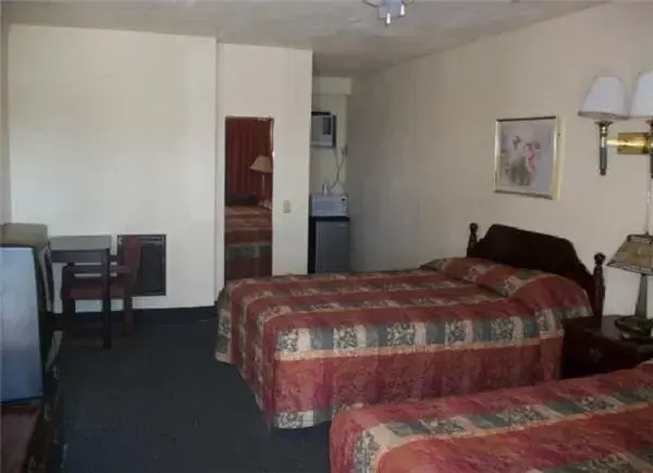 Photo of the whole room, Bed in Cottonwood Inn