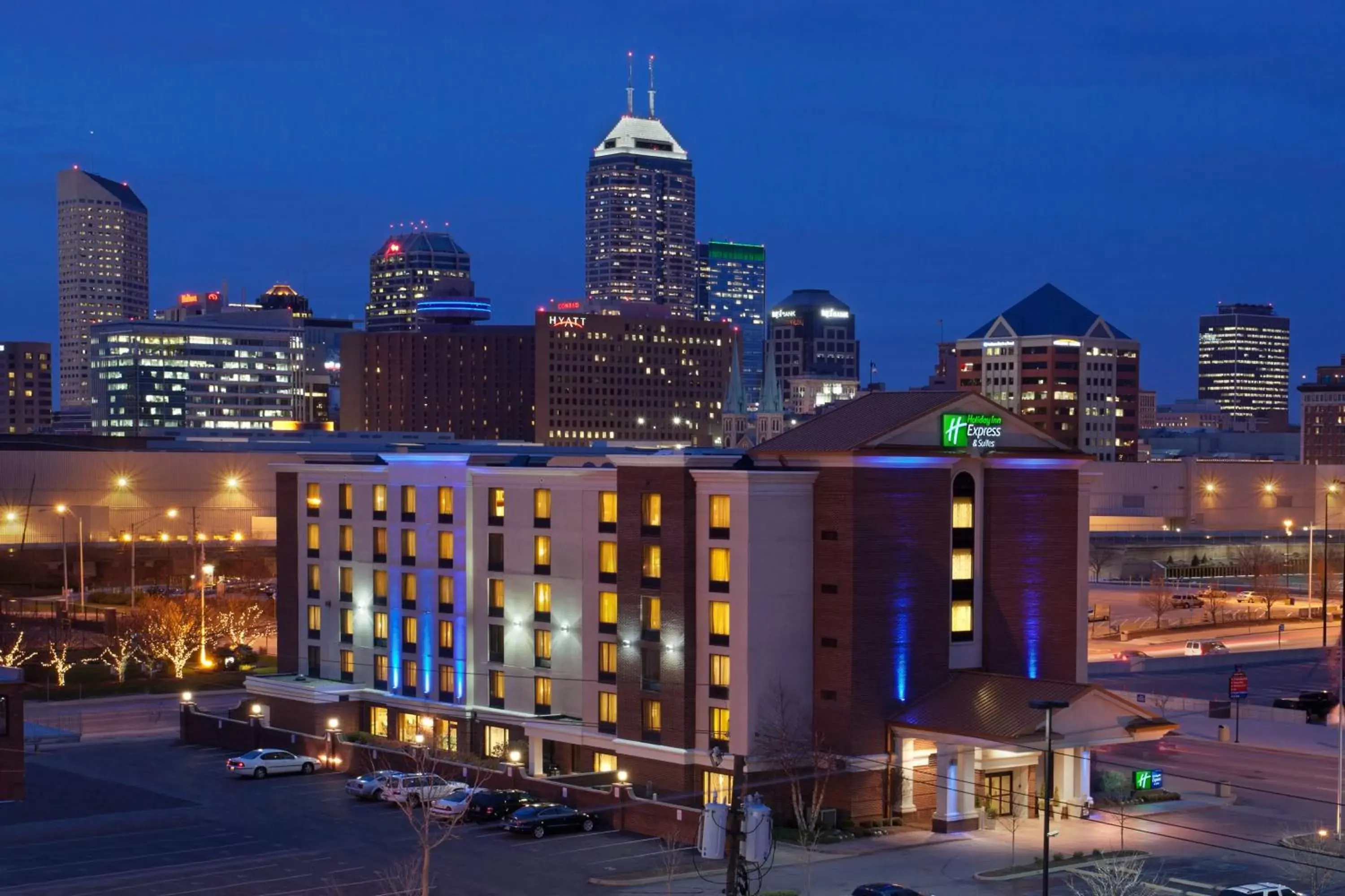 Property building in Holiday Inn Express Hotel & Suites Indianapolis Dtn-Conv Ctr, an IHG Hotel