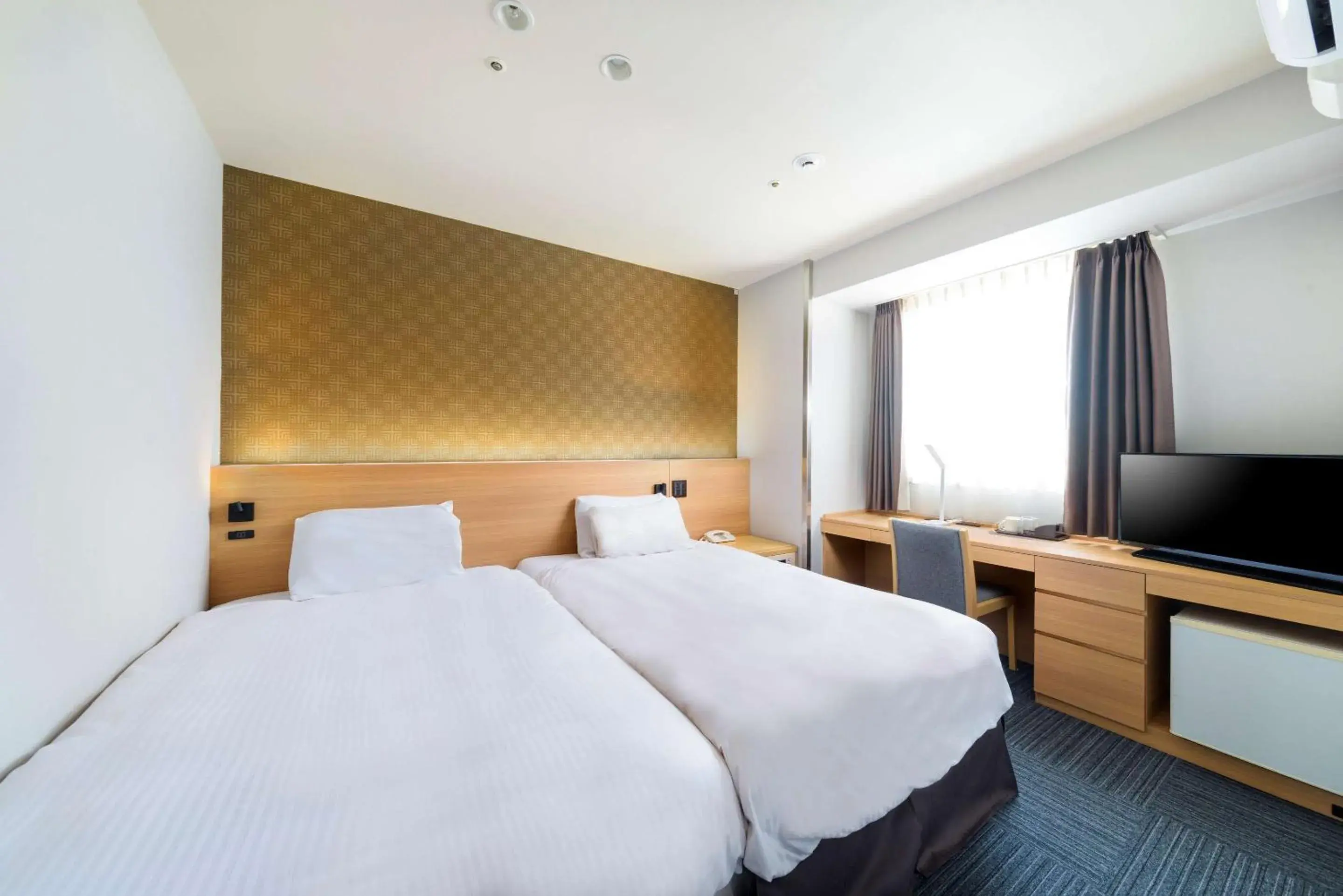 Bedroom in SureStay Plus Hotel by Best Western Shin-Osaka Bedroom in SureStay Plus Hotel by Best Western Shin-Osaka