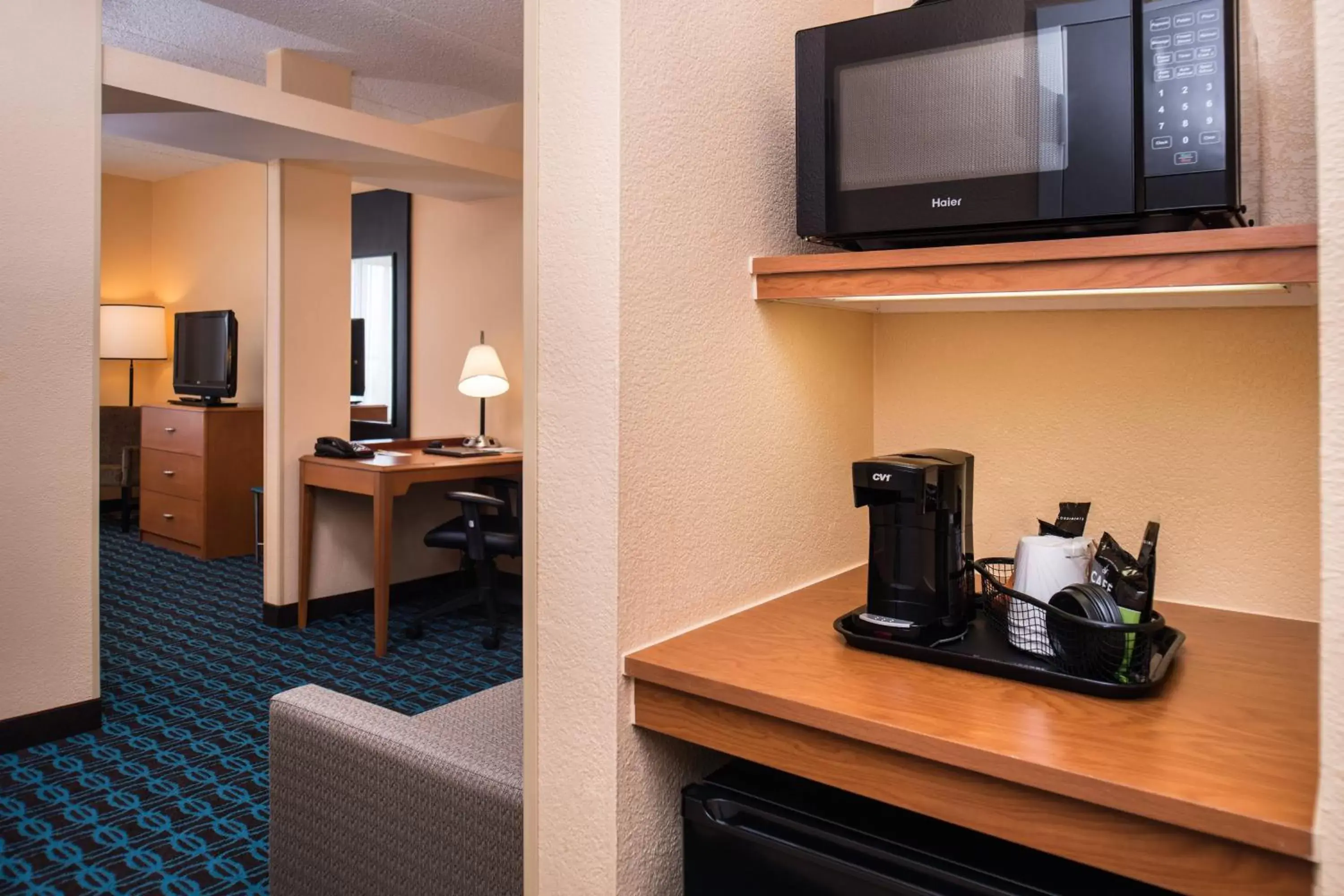 Bedroom, TV/Entertainment Center in Fairfield Inn and Suites by Marriott San Antonio Northeast / Schertz / RAFB