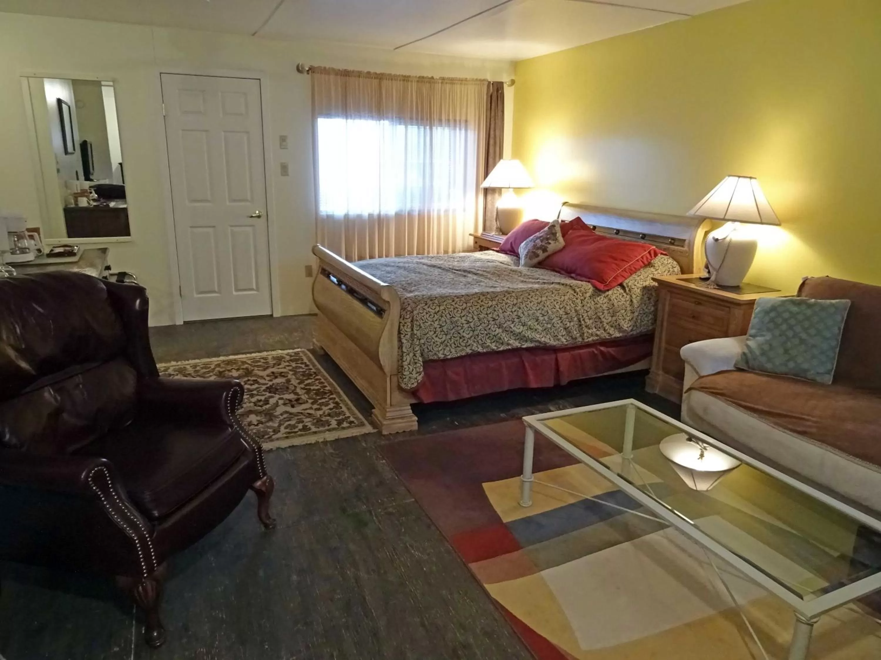 Photo of the whole room, Bed in Eagle's Nest Resort