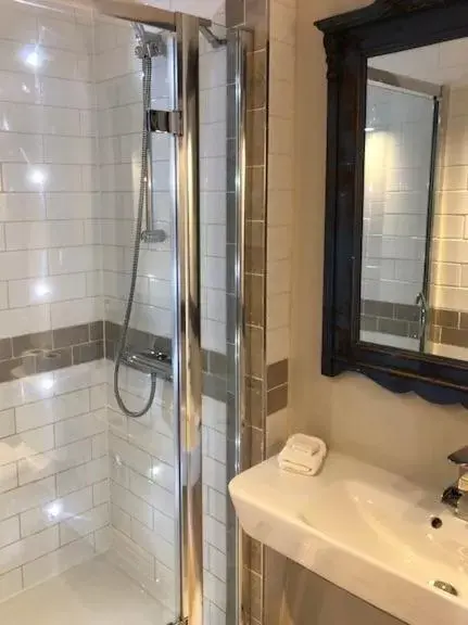 Shower, Bathroom in The Admiral Hornblower