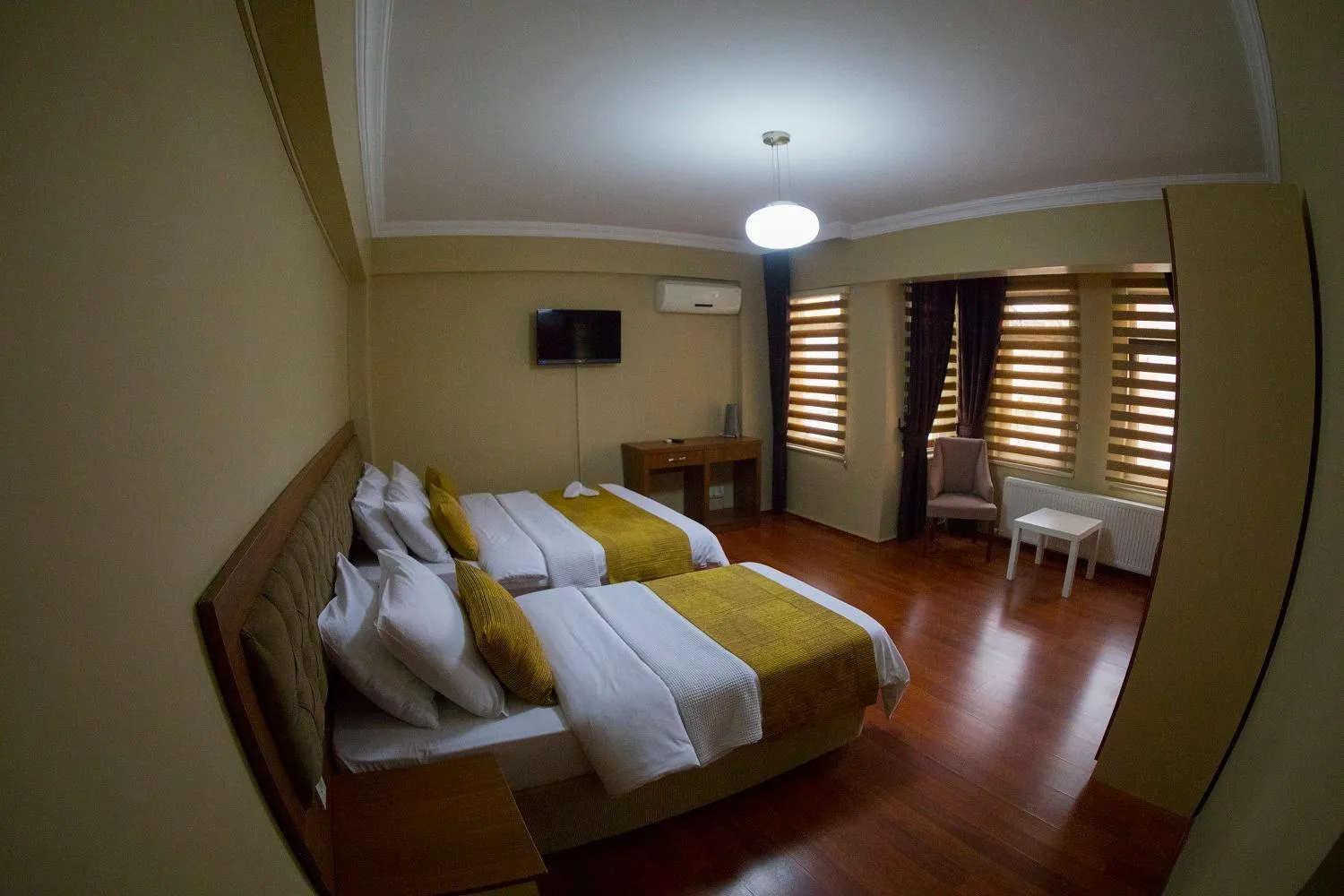 Photo of the whole room, Bed in Ramparts Hotel