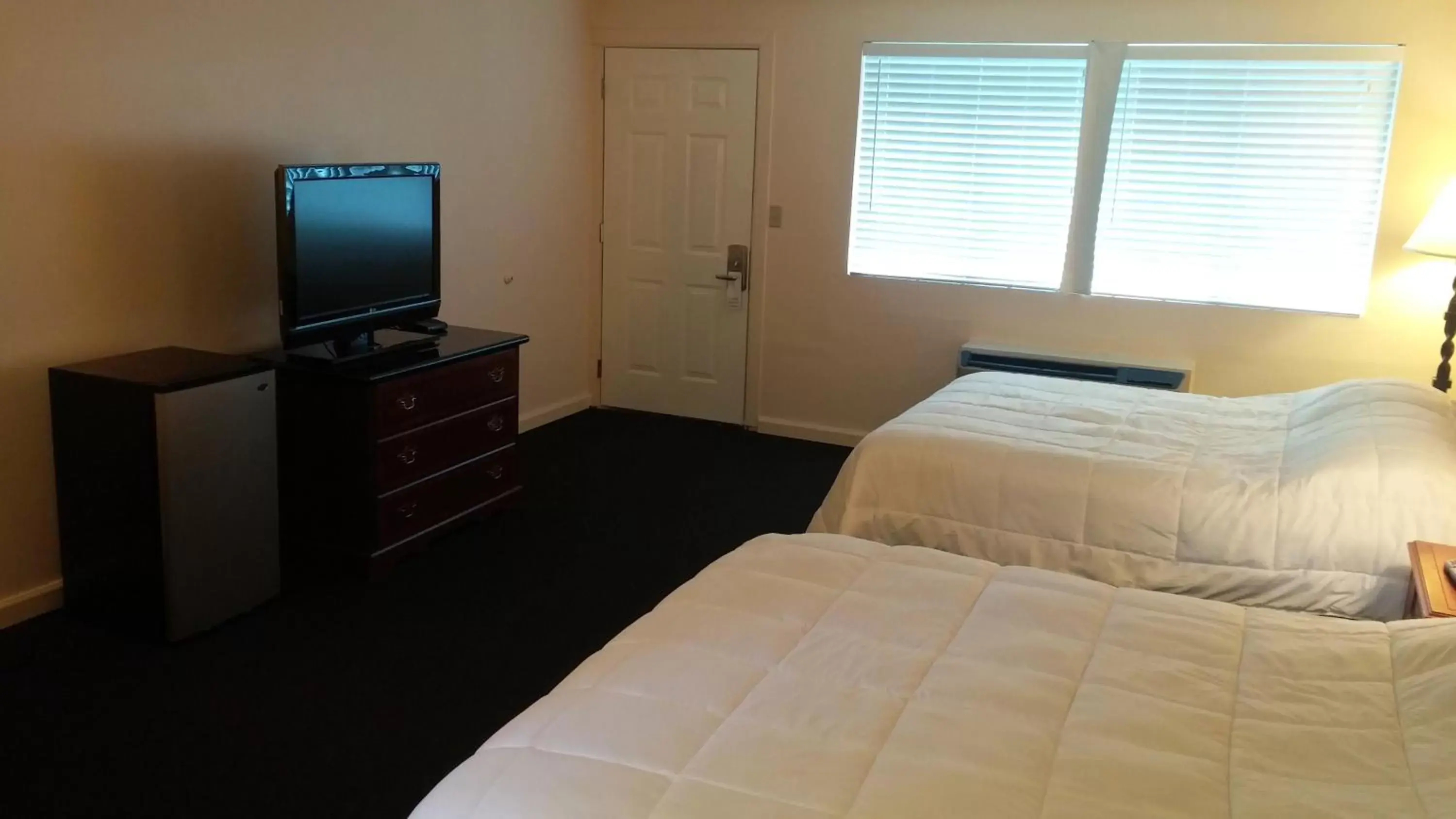 Day, TV/Entertainment Center in Grays Harbor Inn & Suites