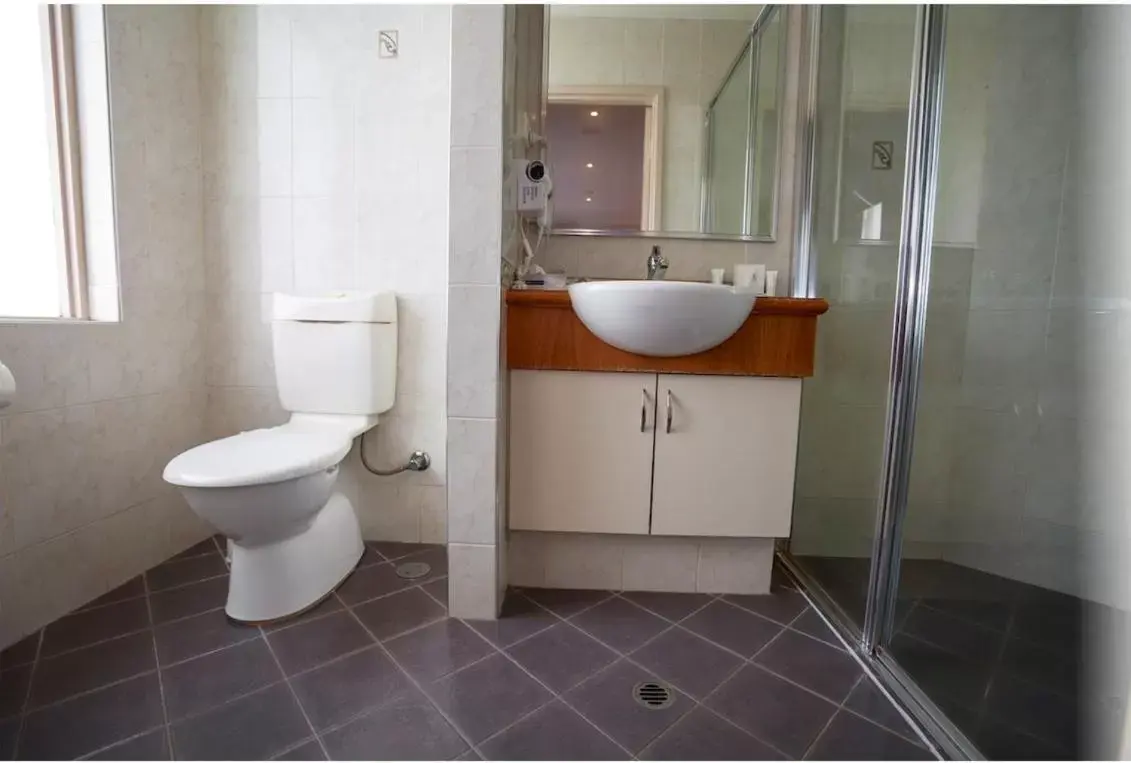 Toilet, Bathroom in Quality Hotel Bayswater