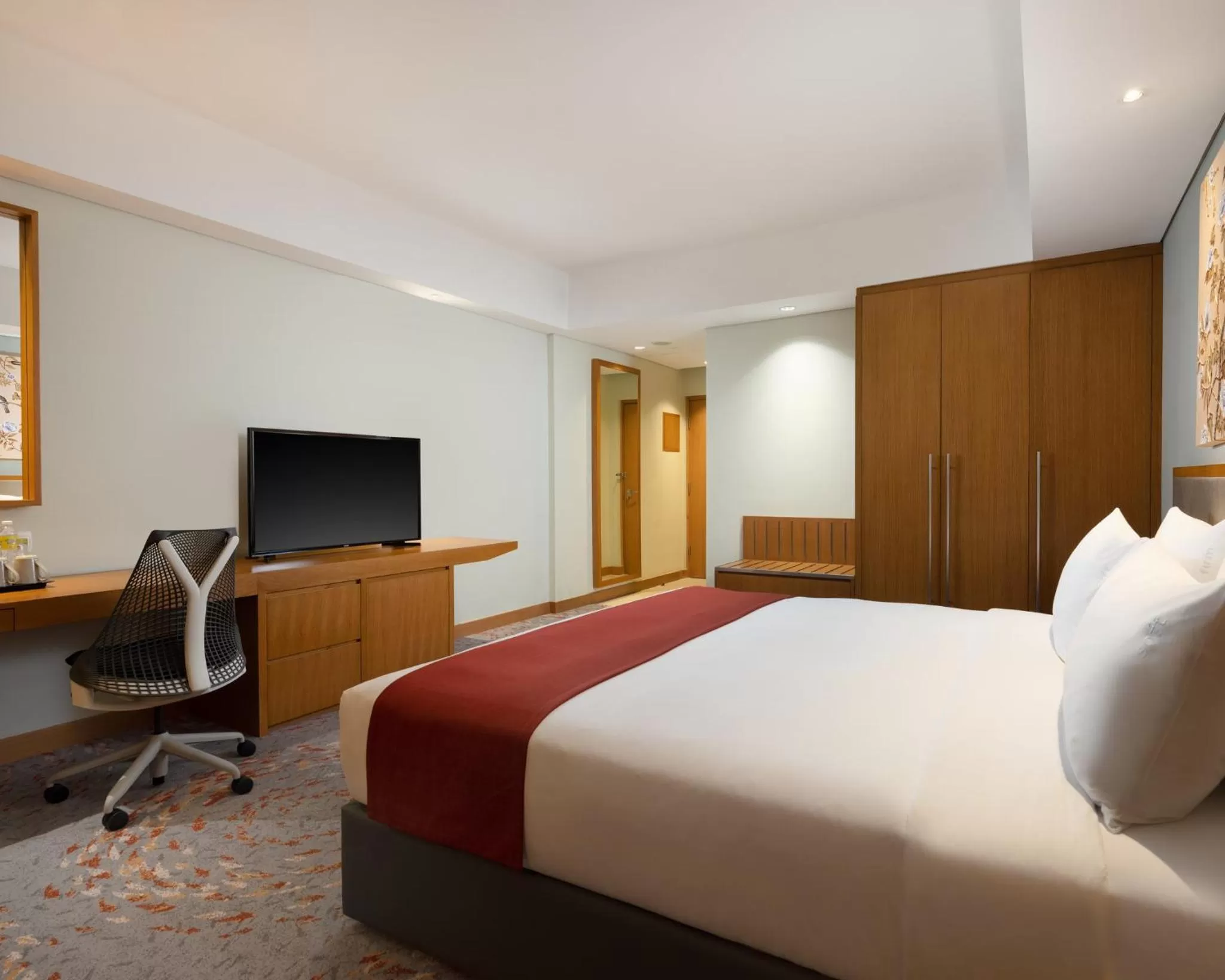 Photo of the whole room, Bed in Holiday Inn & Suites Jakarta Gajah Mada by IHG
