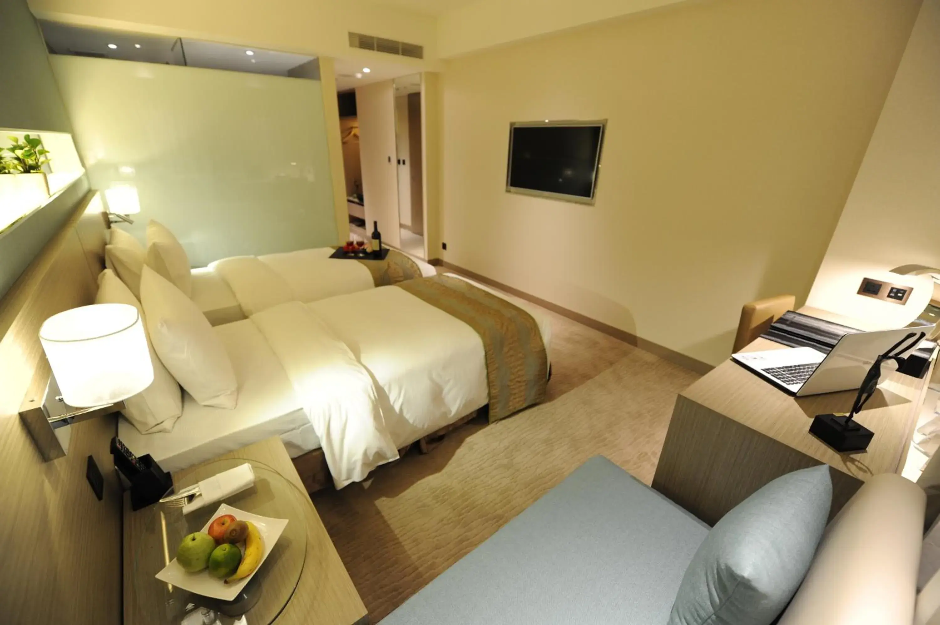 Bedroom, Bed in Kaohsiung International Plaza Hotel