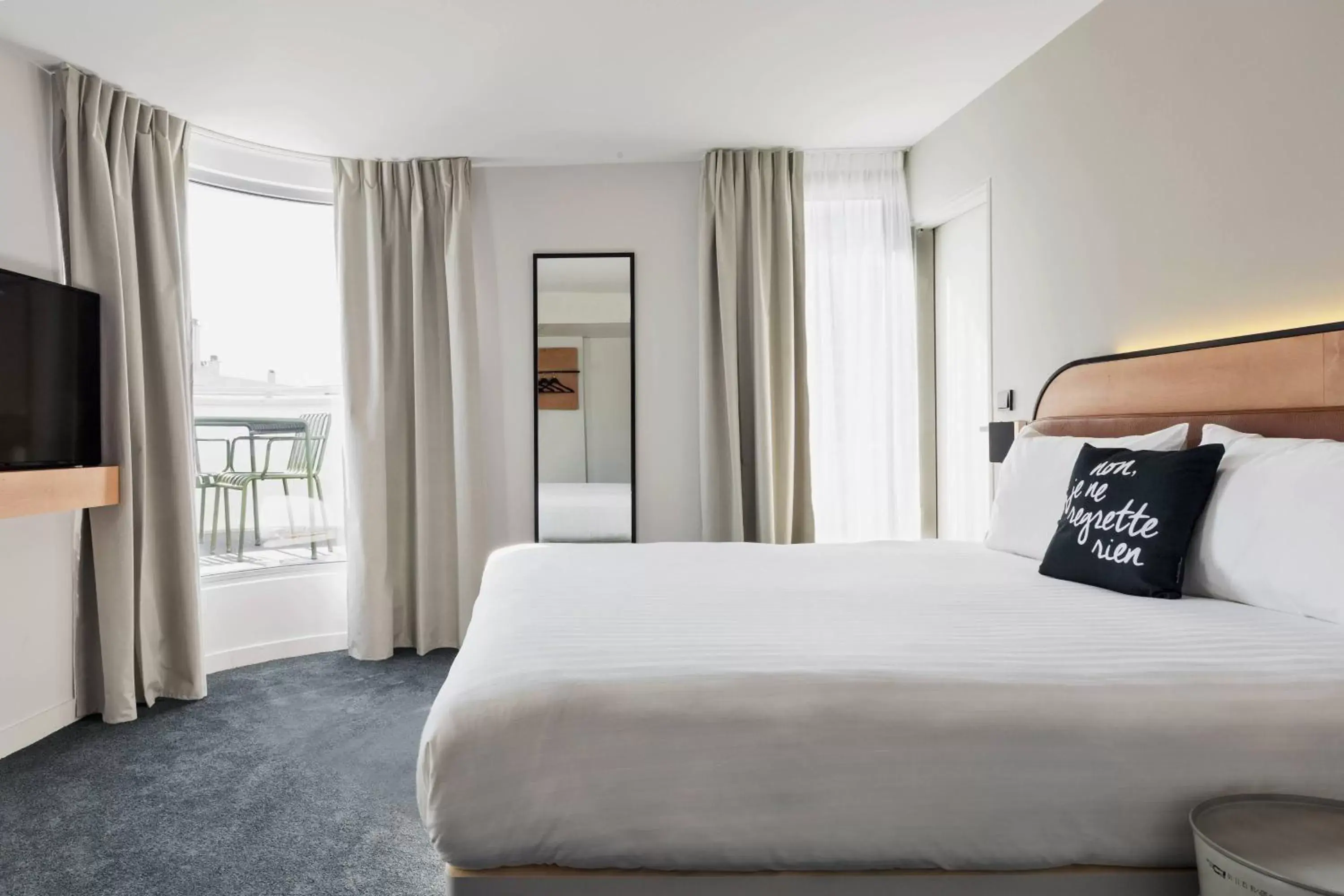 Photo of the whole room, Bed in Moxy Paris Bastille