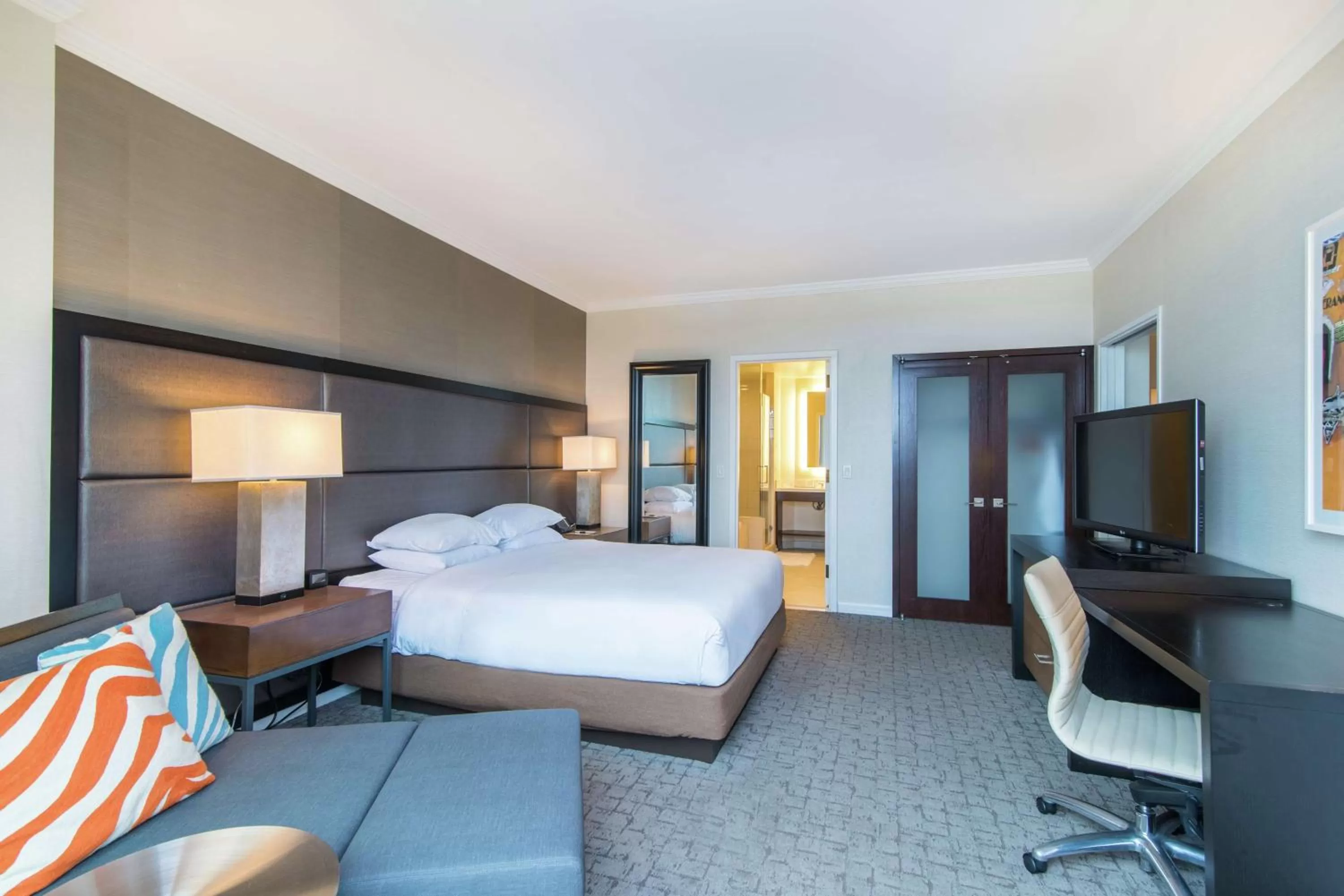 Bedroom, Bed in DoubleTree by Hilton San Diego-Mission Valley