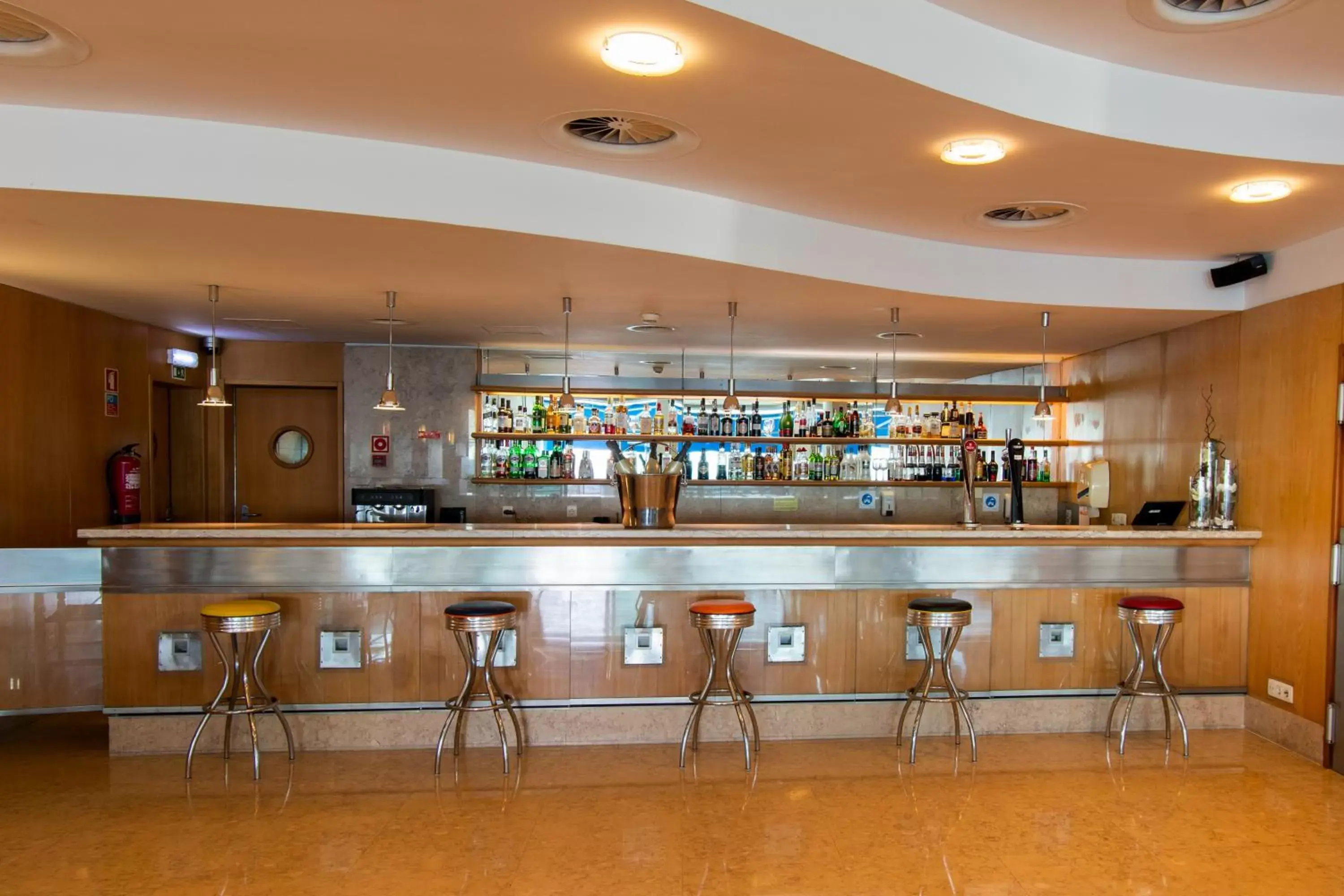 Lounge or bar in SANA Sesimbra Hotel Lounge or bar in SANA Sesimbra Hotel