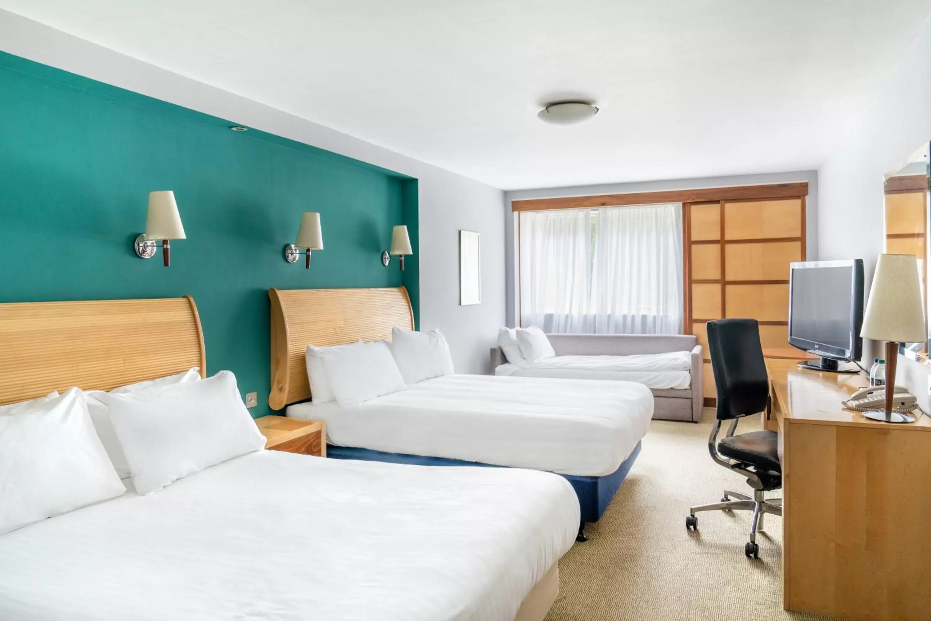 Bed in Holiday Inn Maidstone-Sevenoaks, an IHG Hotel