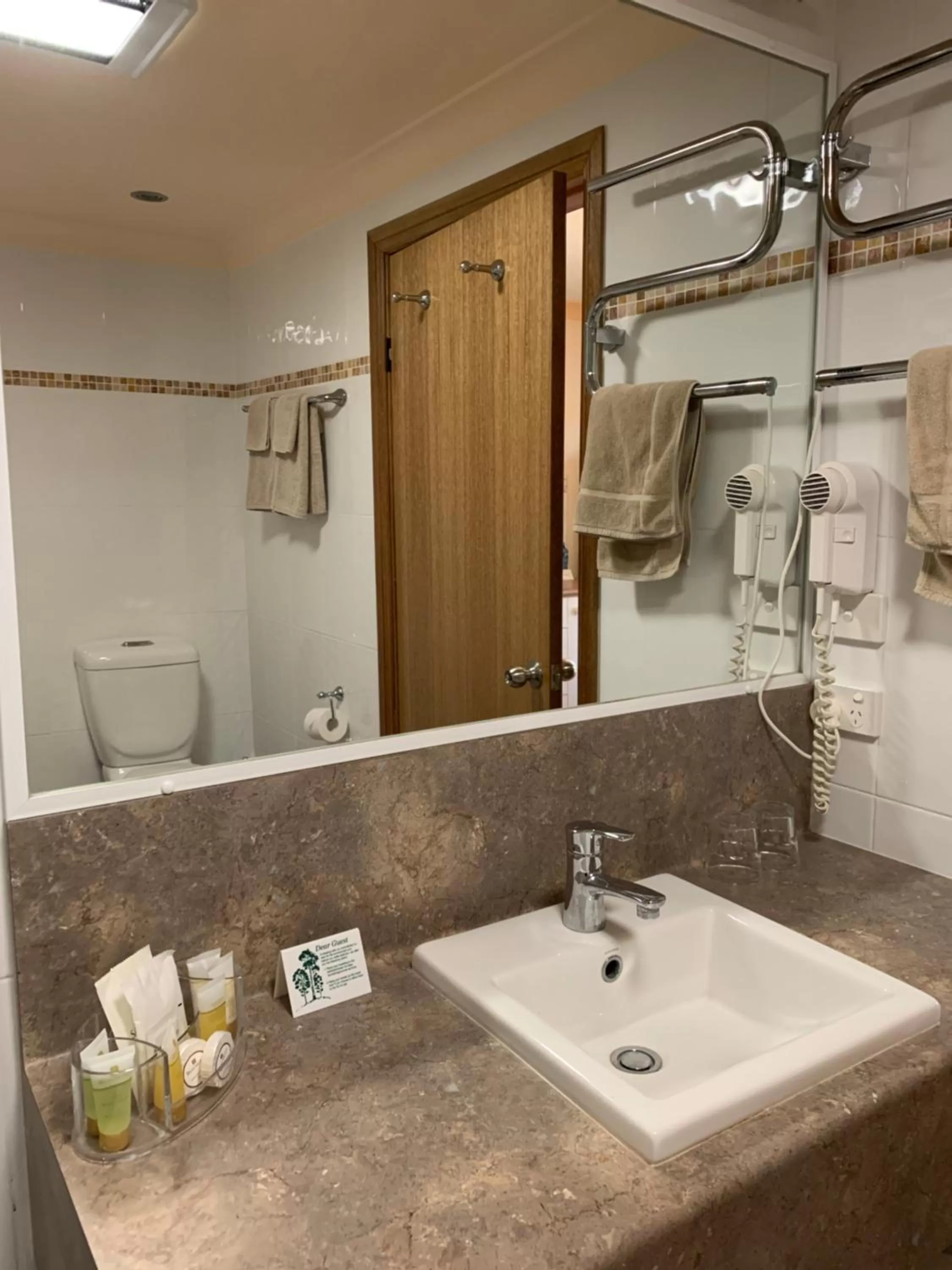 Bathroom in Oasis Inn Ulladulla - Welcoming Guests 18 Years and Older