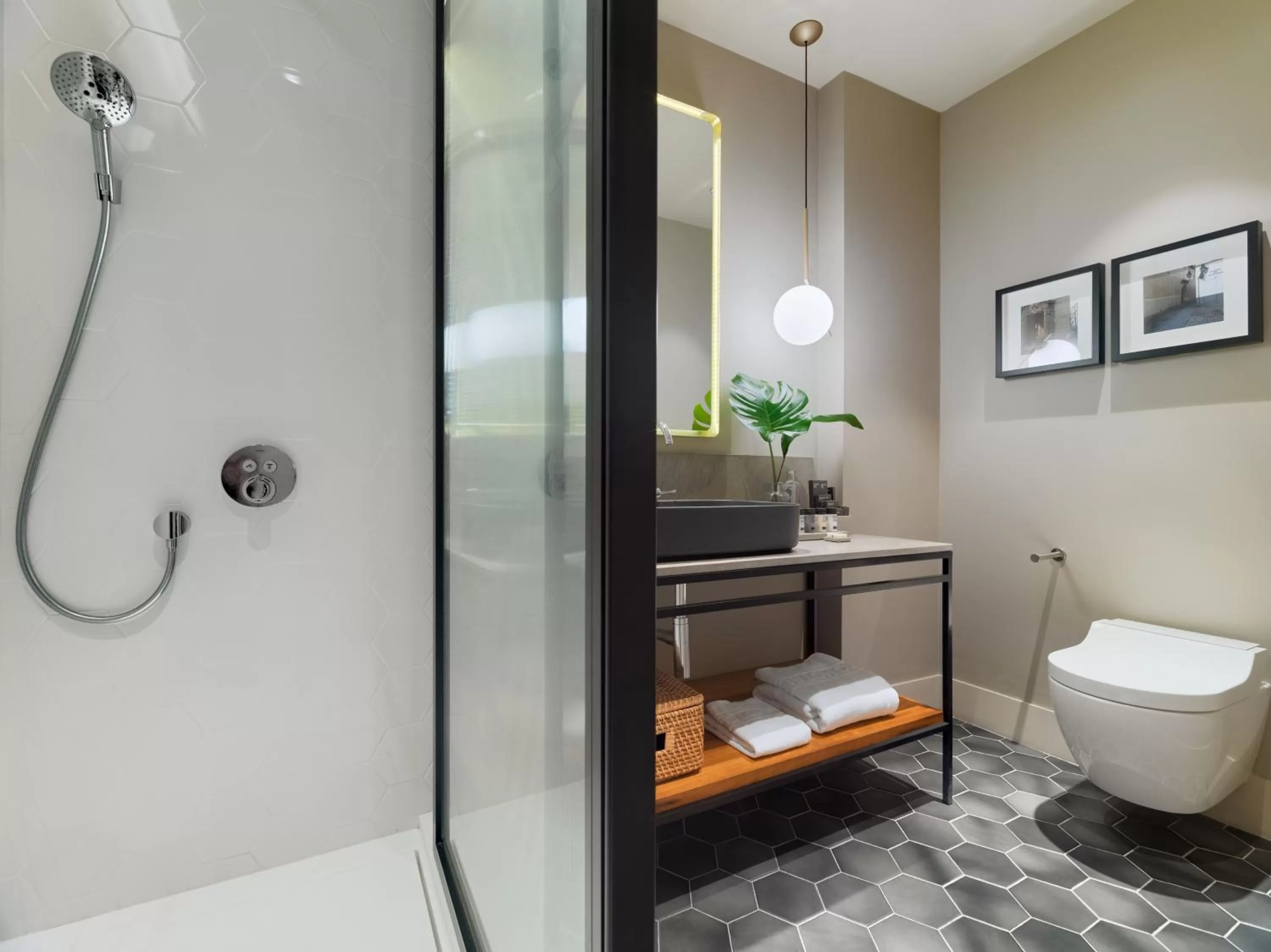 Shower in H10 Palacio Colomera