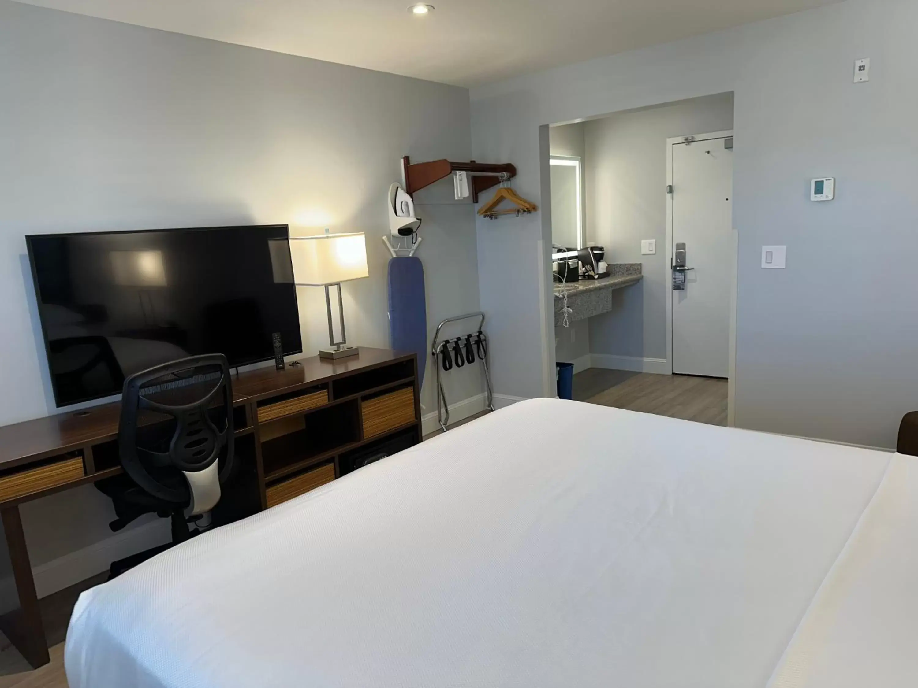 TV and multimedia, Bed in Super 8 by Wyndham San Bruno /SF Intl Arpt West