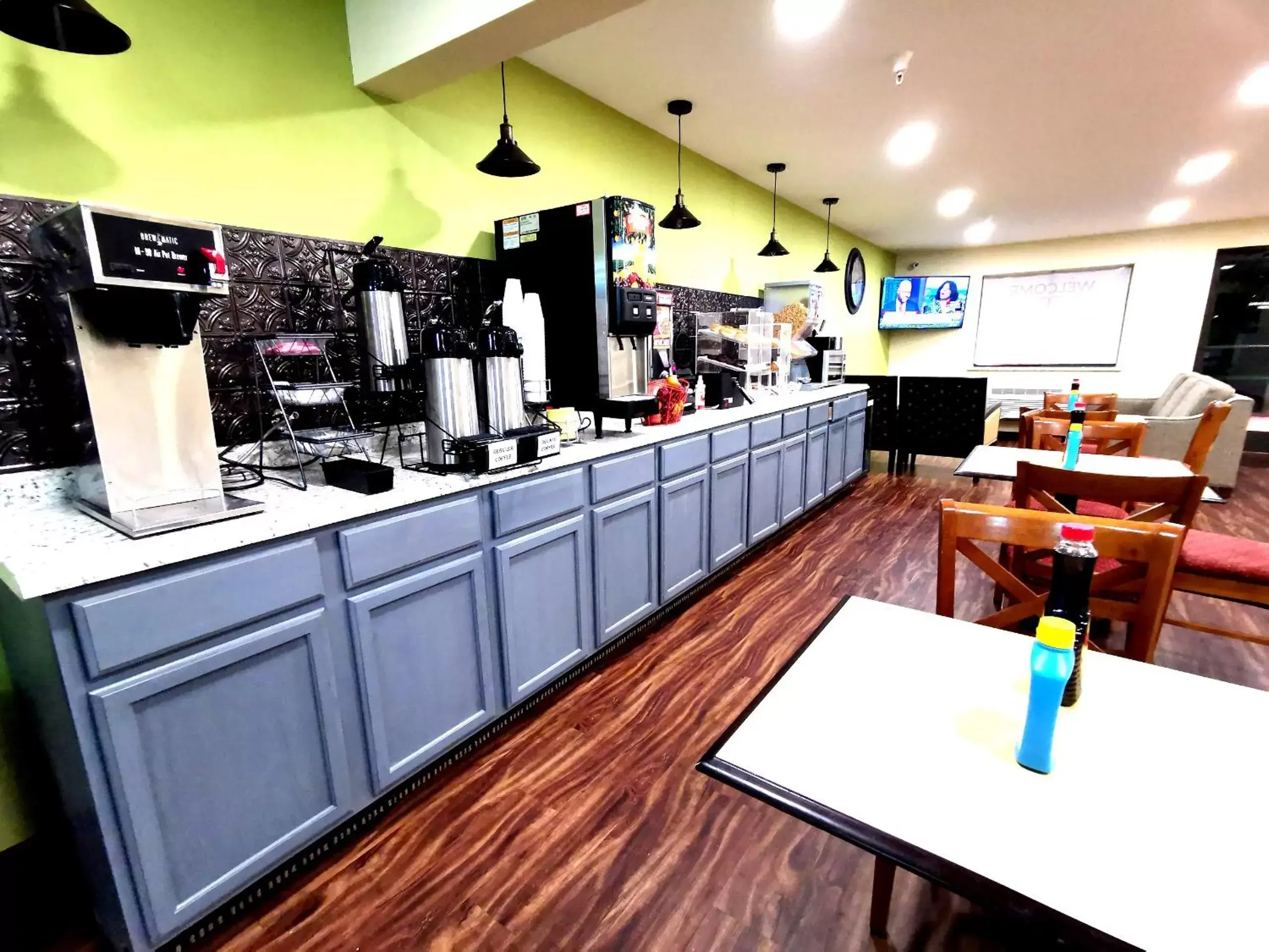 Coffee/tea facilities, Restaurant/Places to Eat in Travel Inn and Suites