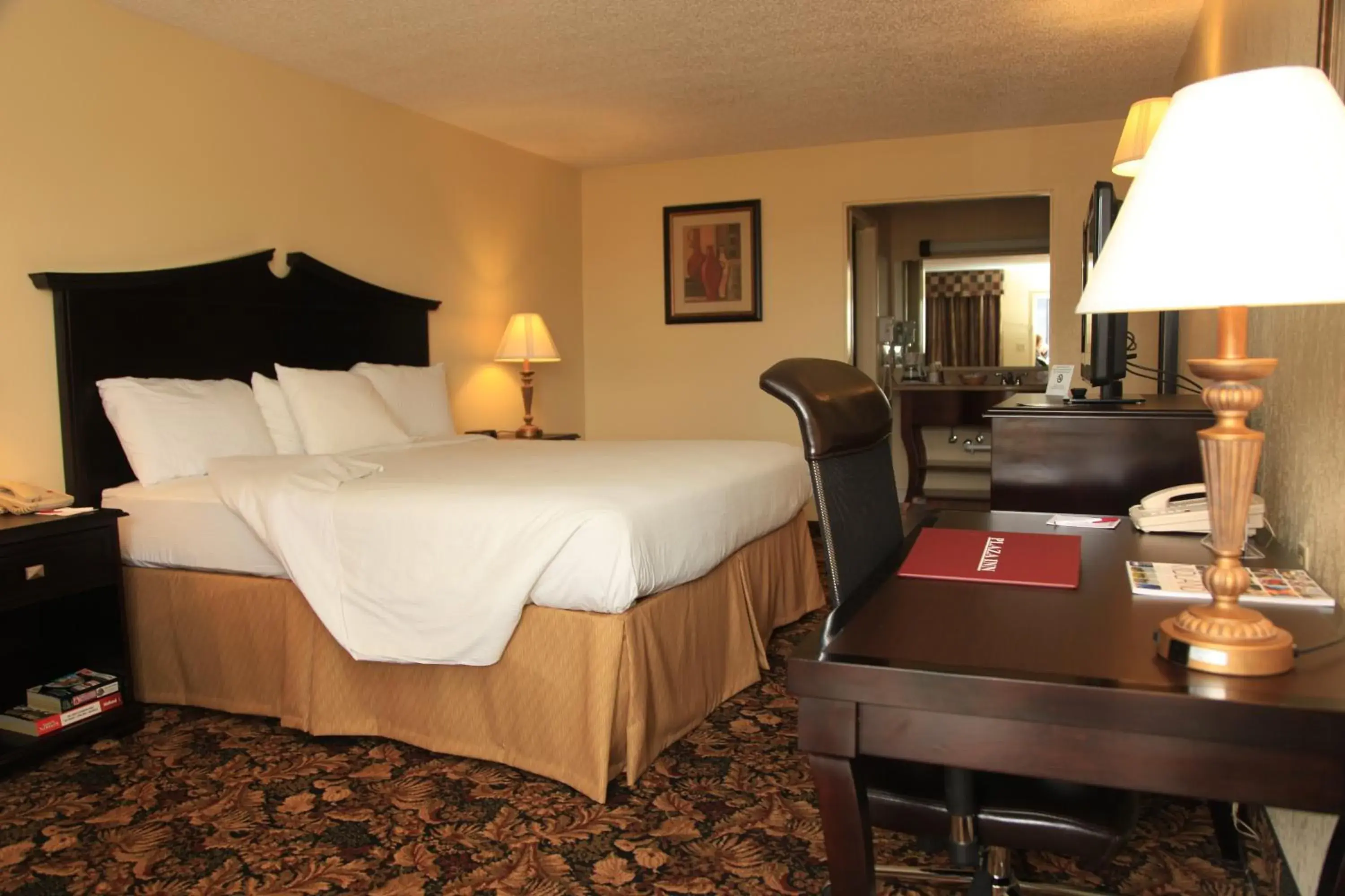 Photo of the whole room, Bed in Plaza Inn Midland