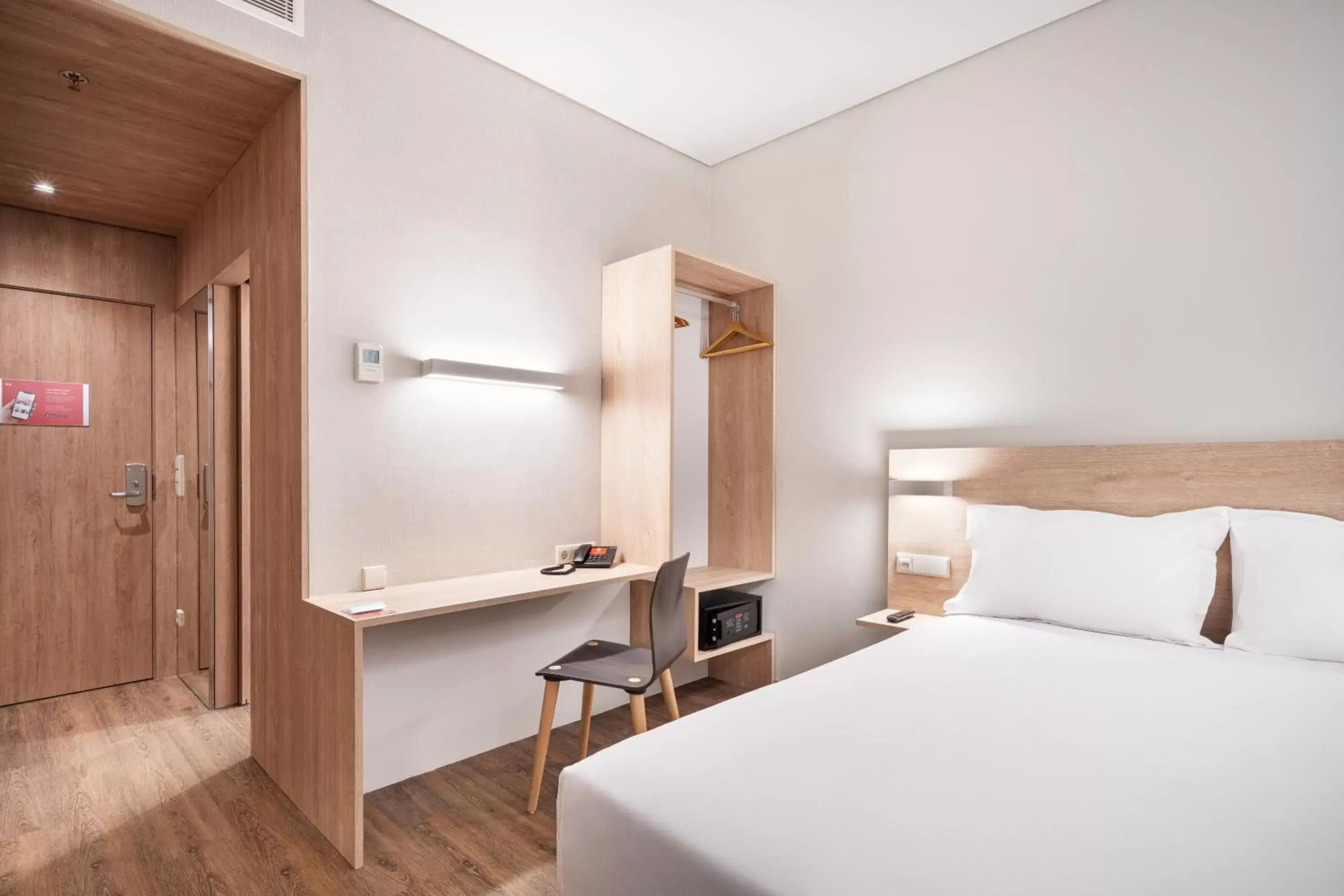 Standard Double Room in Moov Hotel Oeiras Standard Double Room in Moov Hotel Oeiras