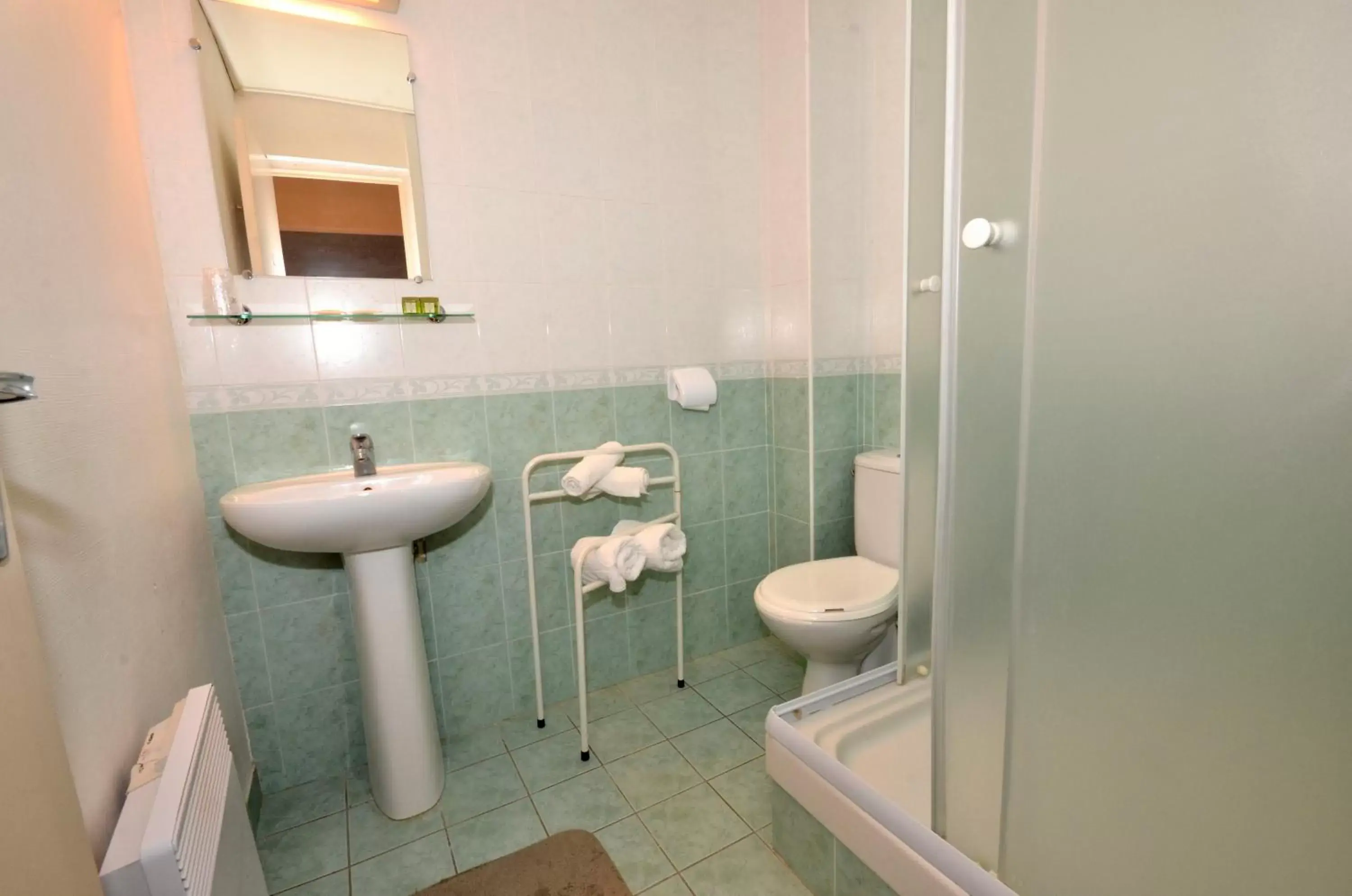 Double Room in Hôtel de l'Ours Double Room in Hôtel de l'Ours