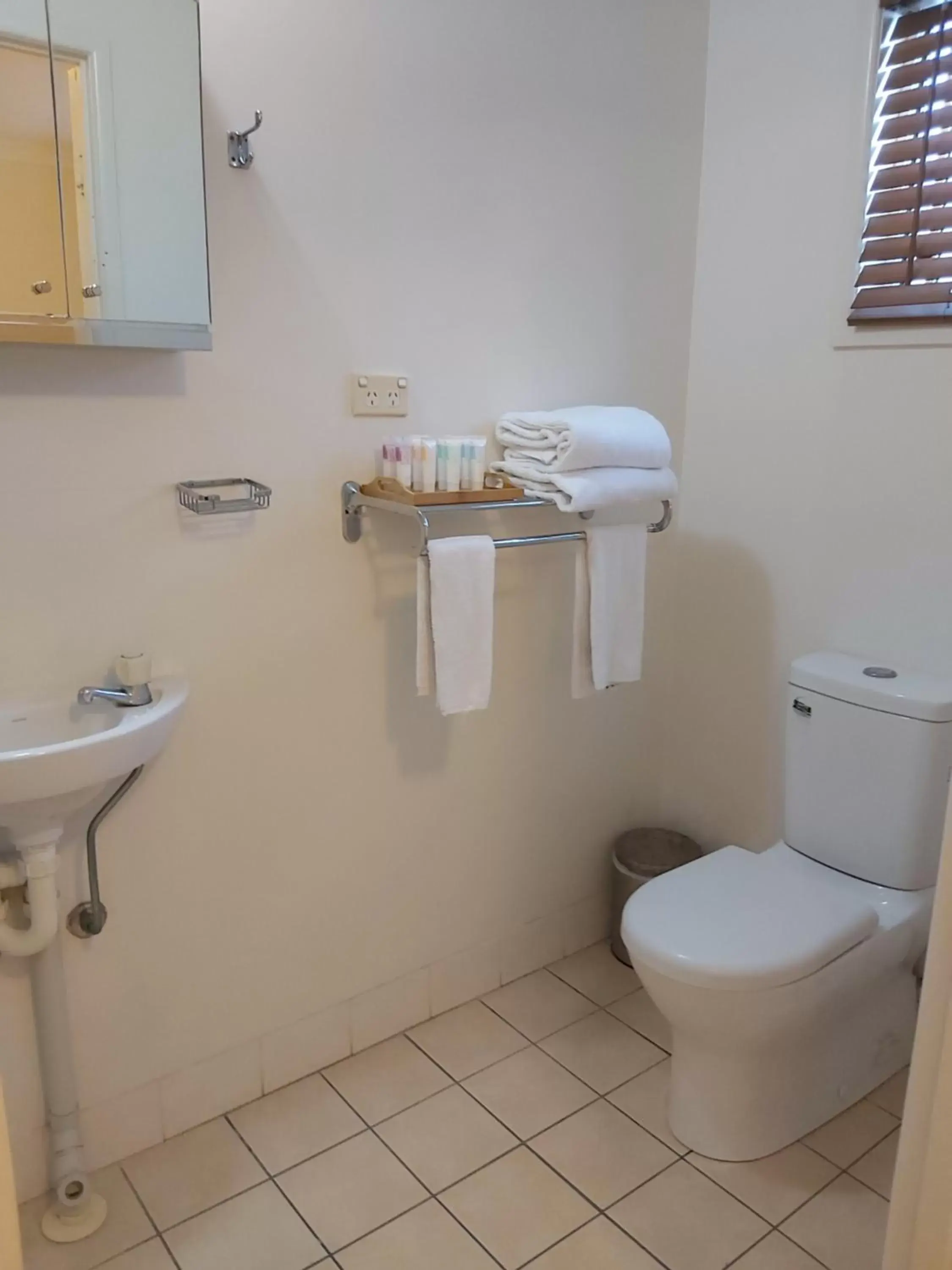 Bathroom in Cosmopolitan Motel & Serviced Apartments