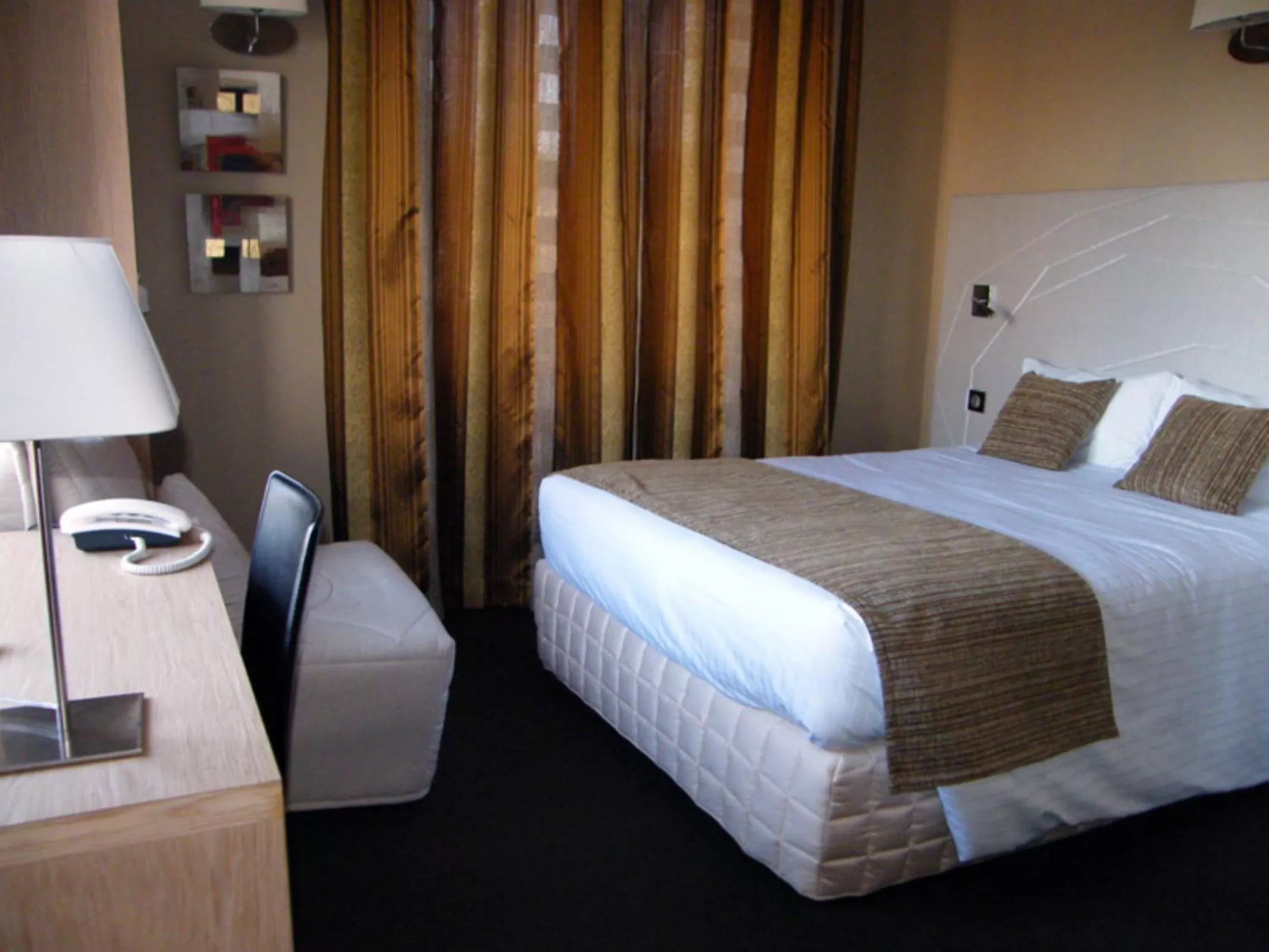 Seating area, Bed in CIT'HOTEL Saint-Pierre